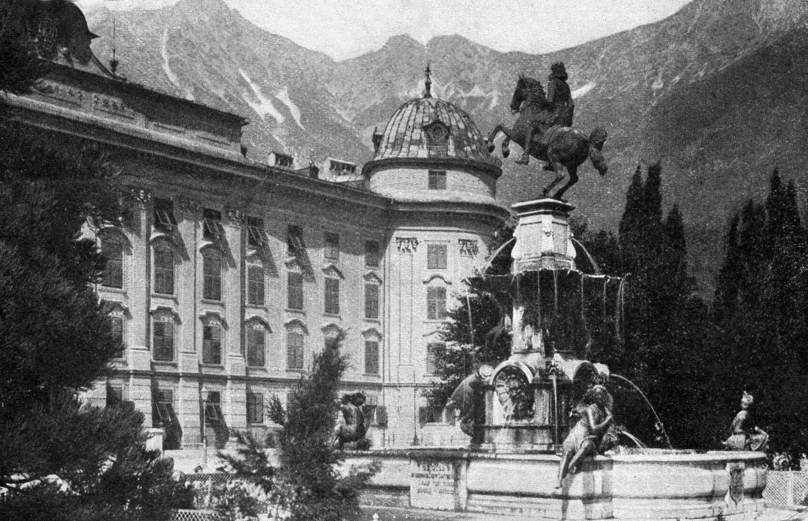 Innsbruck Hofburg Leopoldsbrunnen