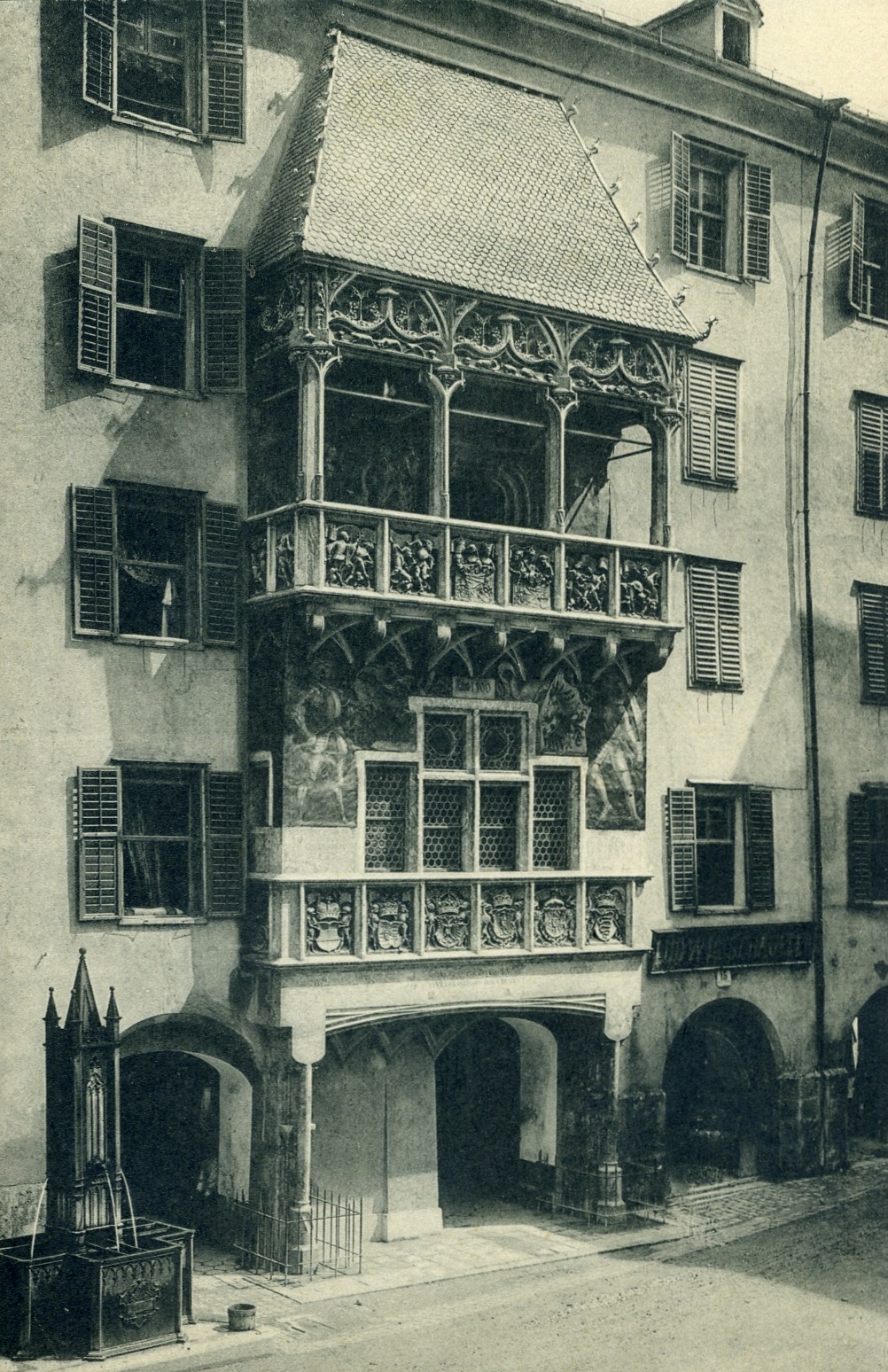 Innsbruck Goldenes Dachlmit Brunnen