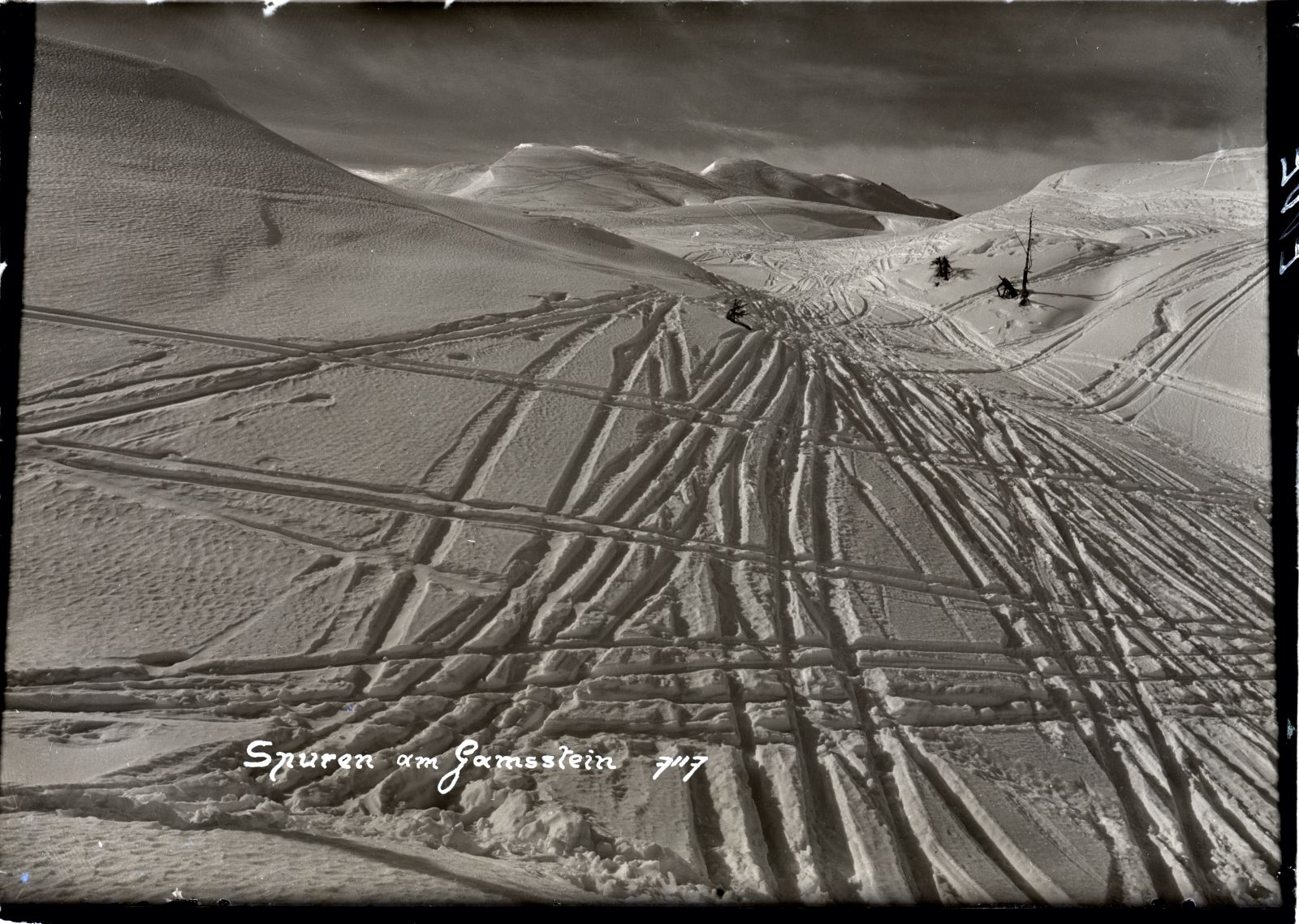 Winterlandschaft mit Schispuren am Gamsstein