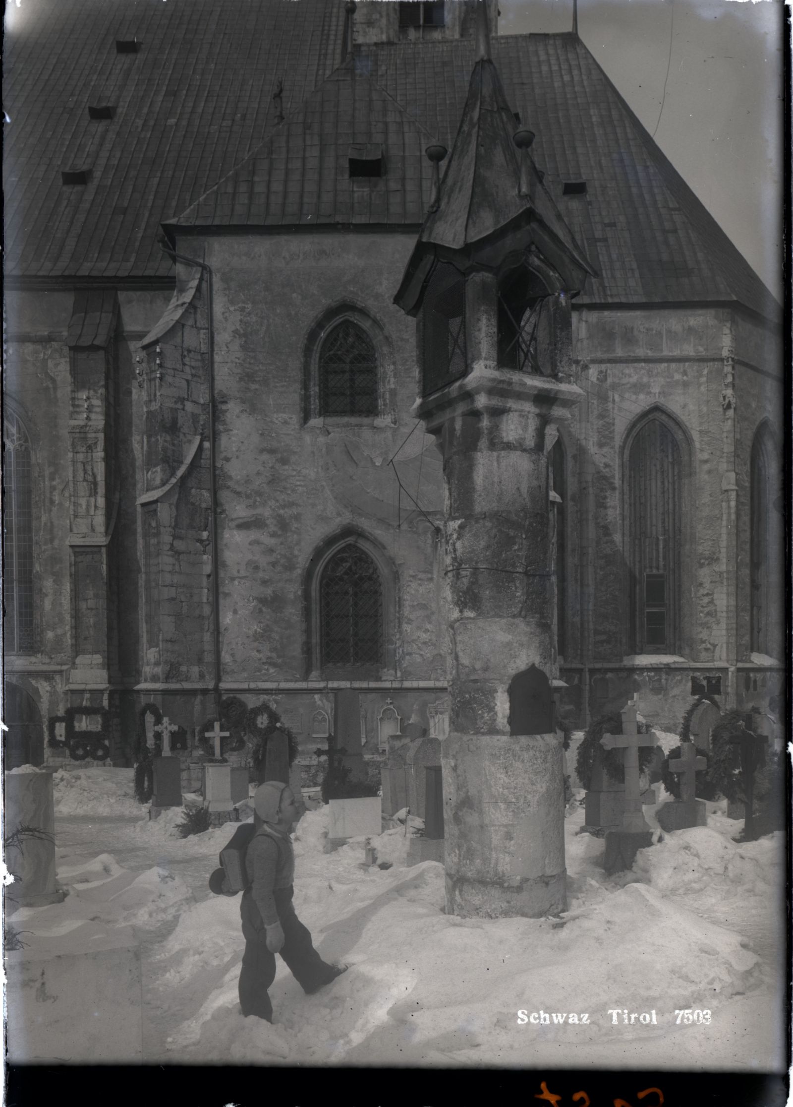 Schwaz, Kirche mit Pestsäule im Friedhof