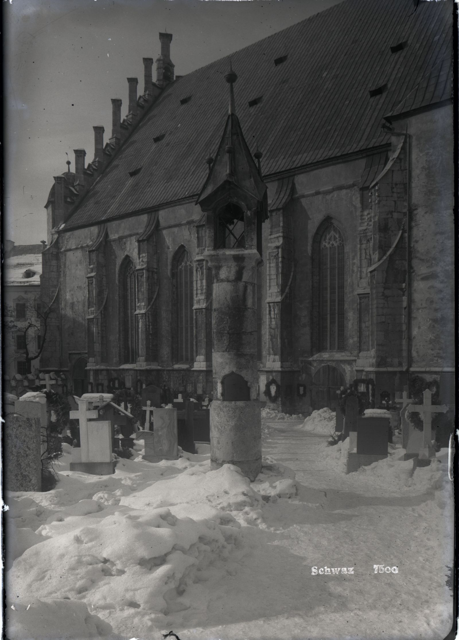 Schwaz, Kirche mit Pestsäule im Friedhof