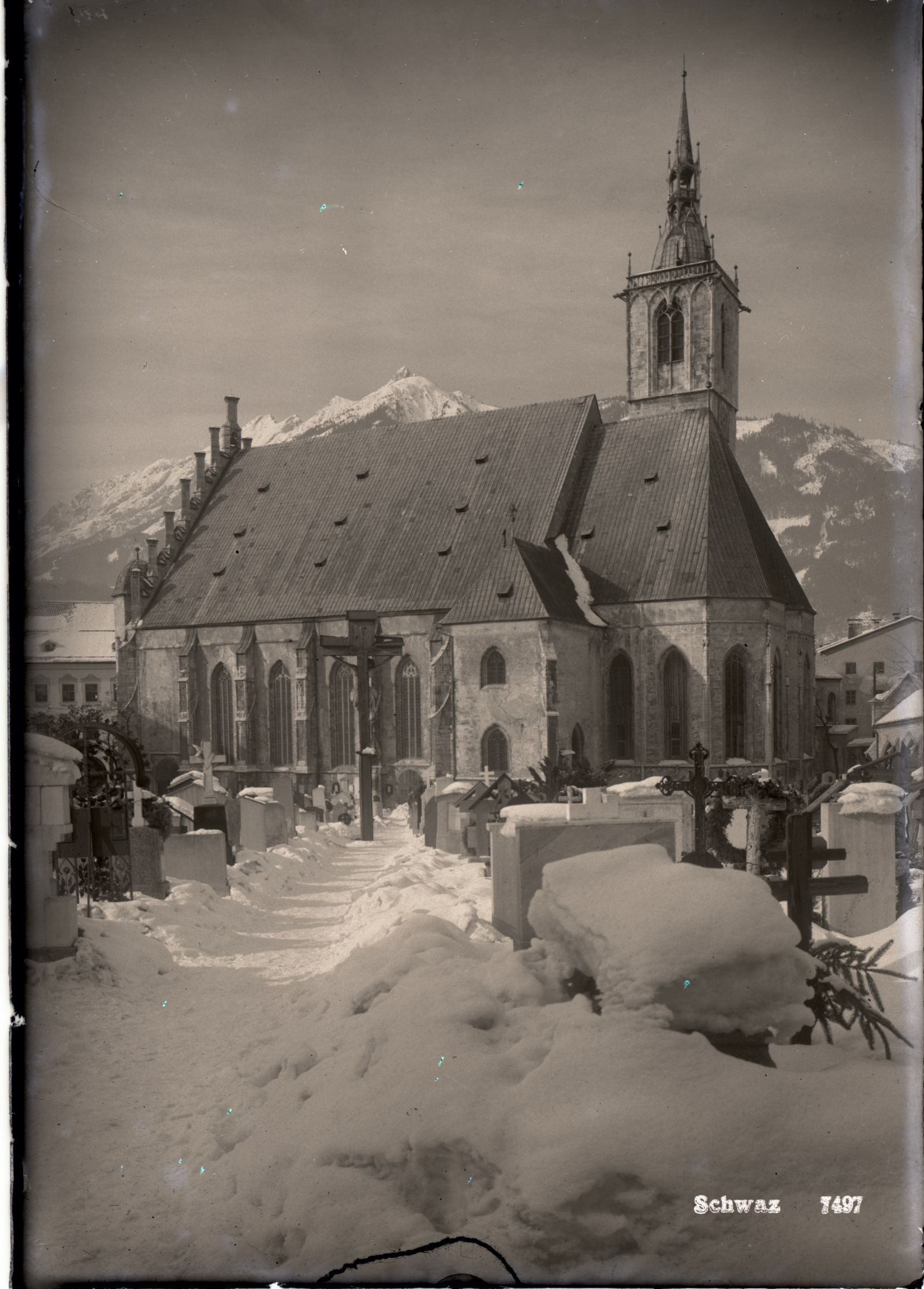 Schwaz, Pfarrkirche mit Fiedhof