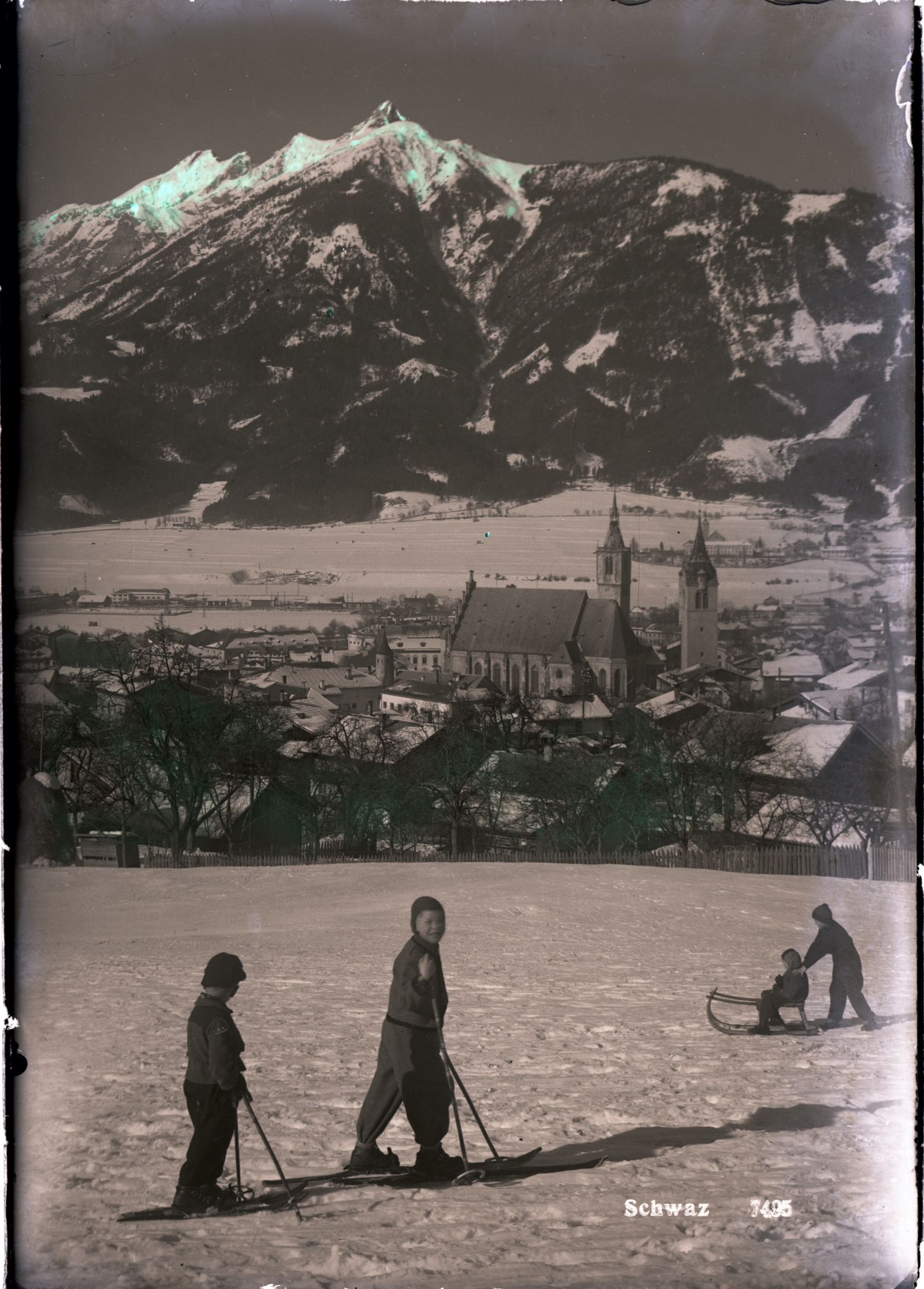 Schwaz, Winter, Kinder beim Schifahren und Rodeln