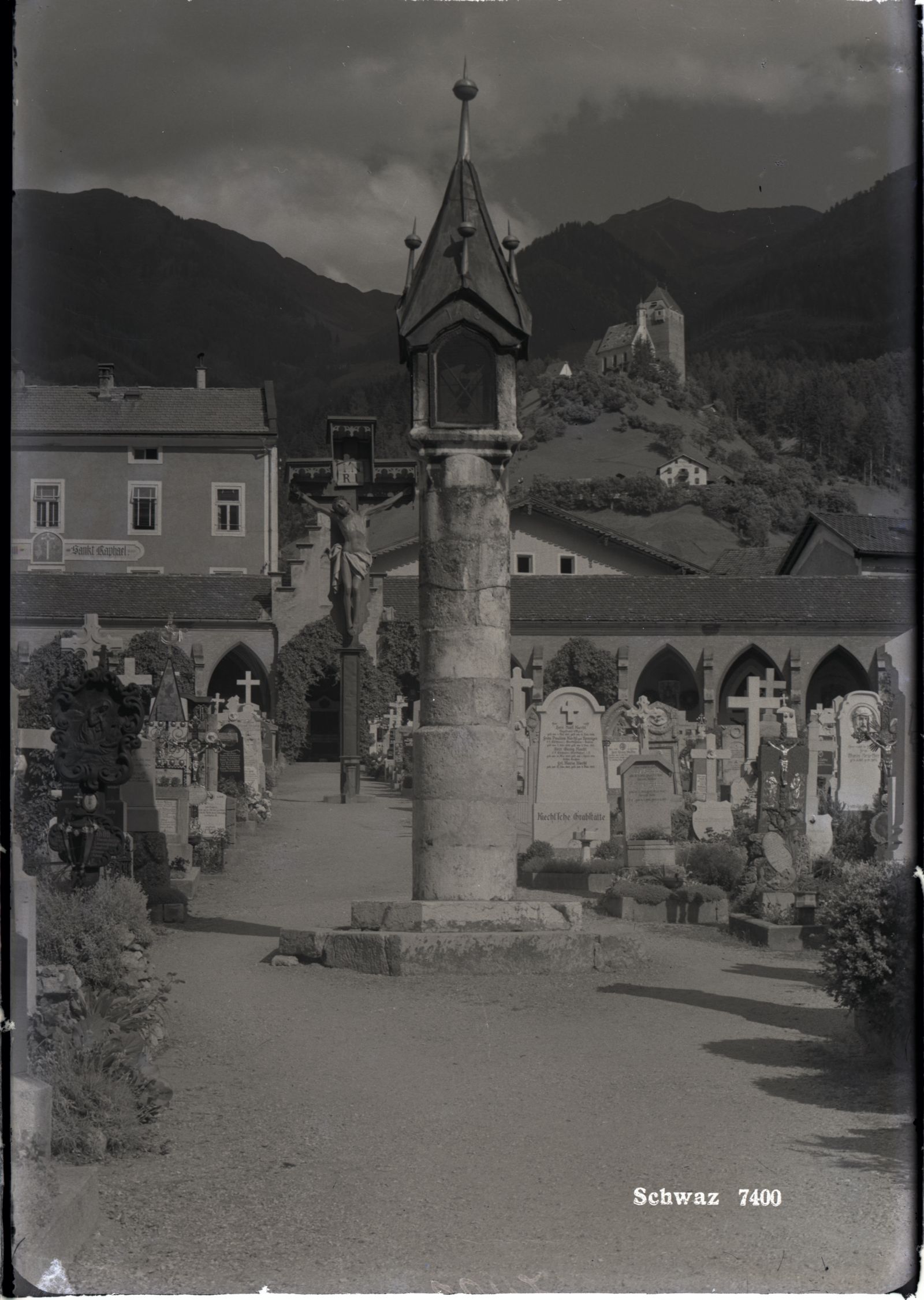 Schwaz, Friedhof bei Pfarrkirche, im Hintergrund Freundsberg