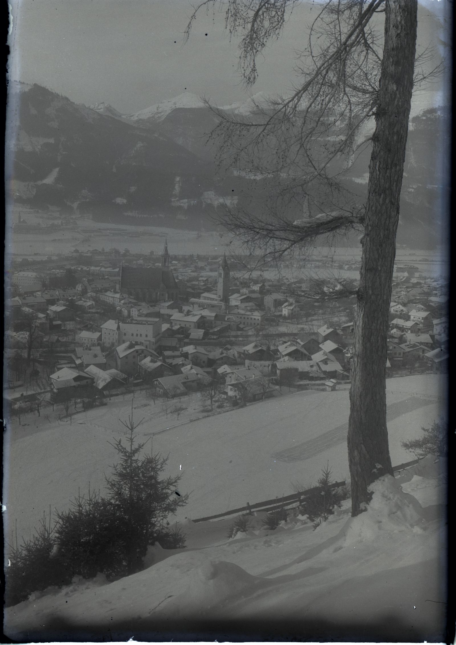 Schwaz, Winteransicht mit Baum