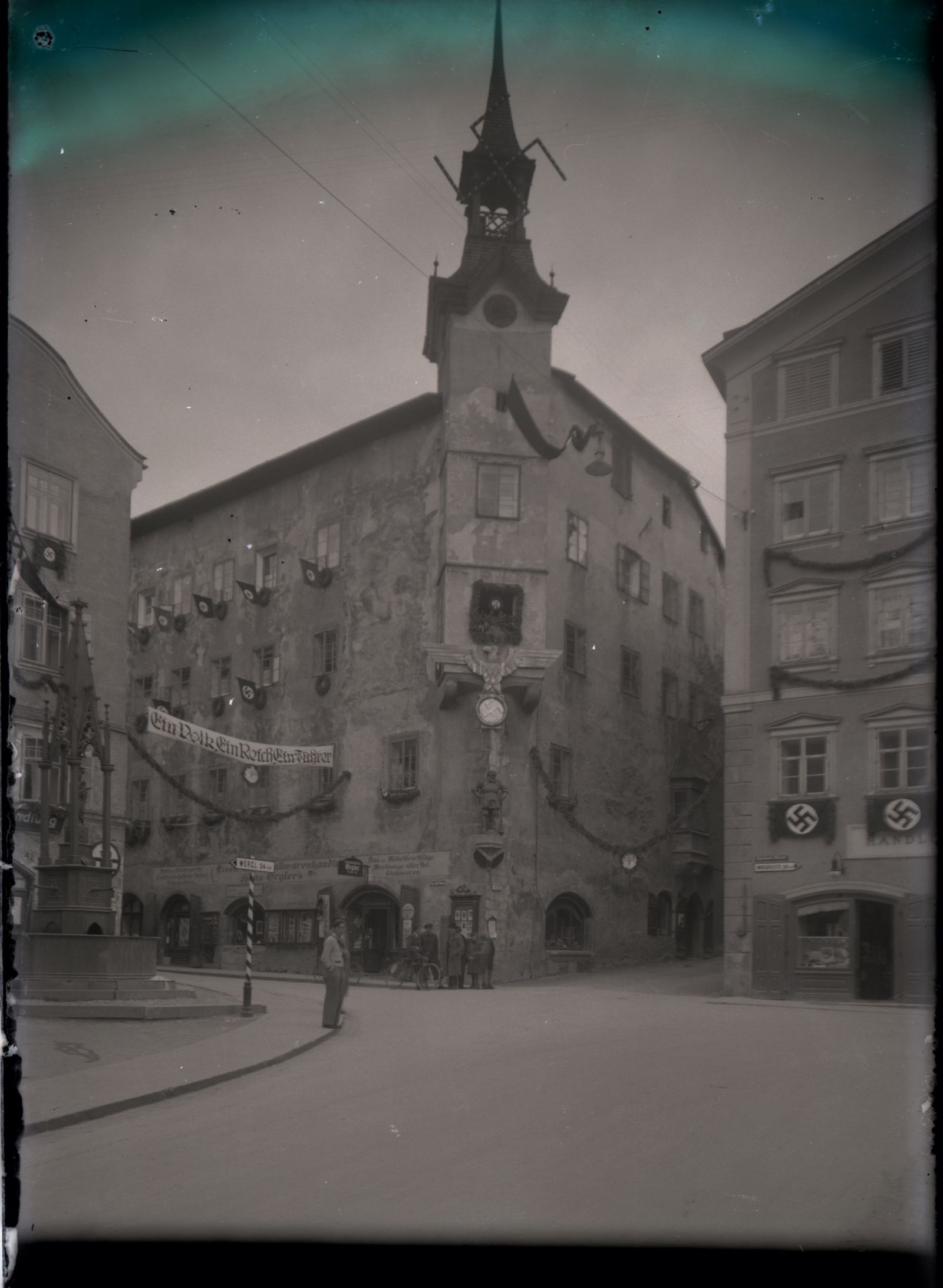 Schwaz, Stadtplatz mit Hakenkreuzfahnen. Rathaus mit Reichsadler und Hakenkreuz