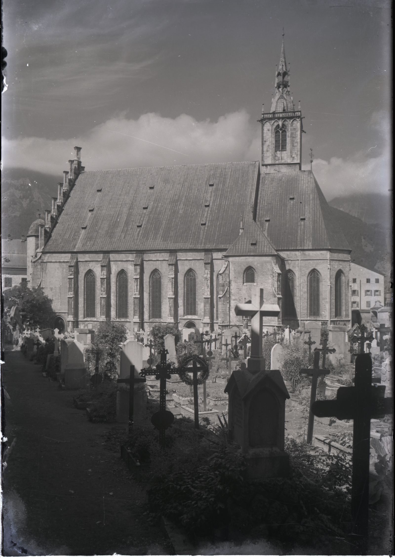 Schwaz, Pfarrkirche mit Friedhof