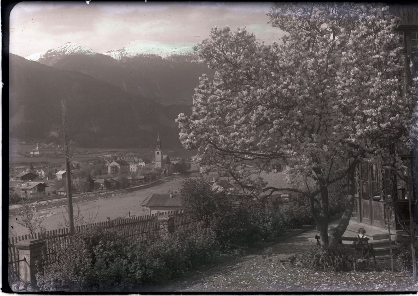 Garten mit blühendem Baum. Von dort Blick auf Schwaz, Krankenhaus und Kirche, Surheim