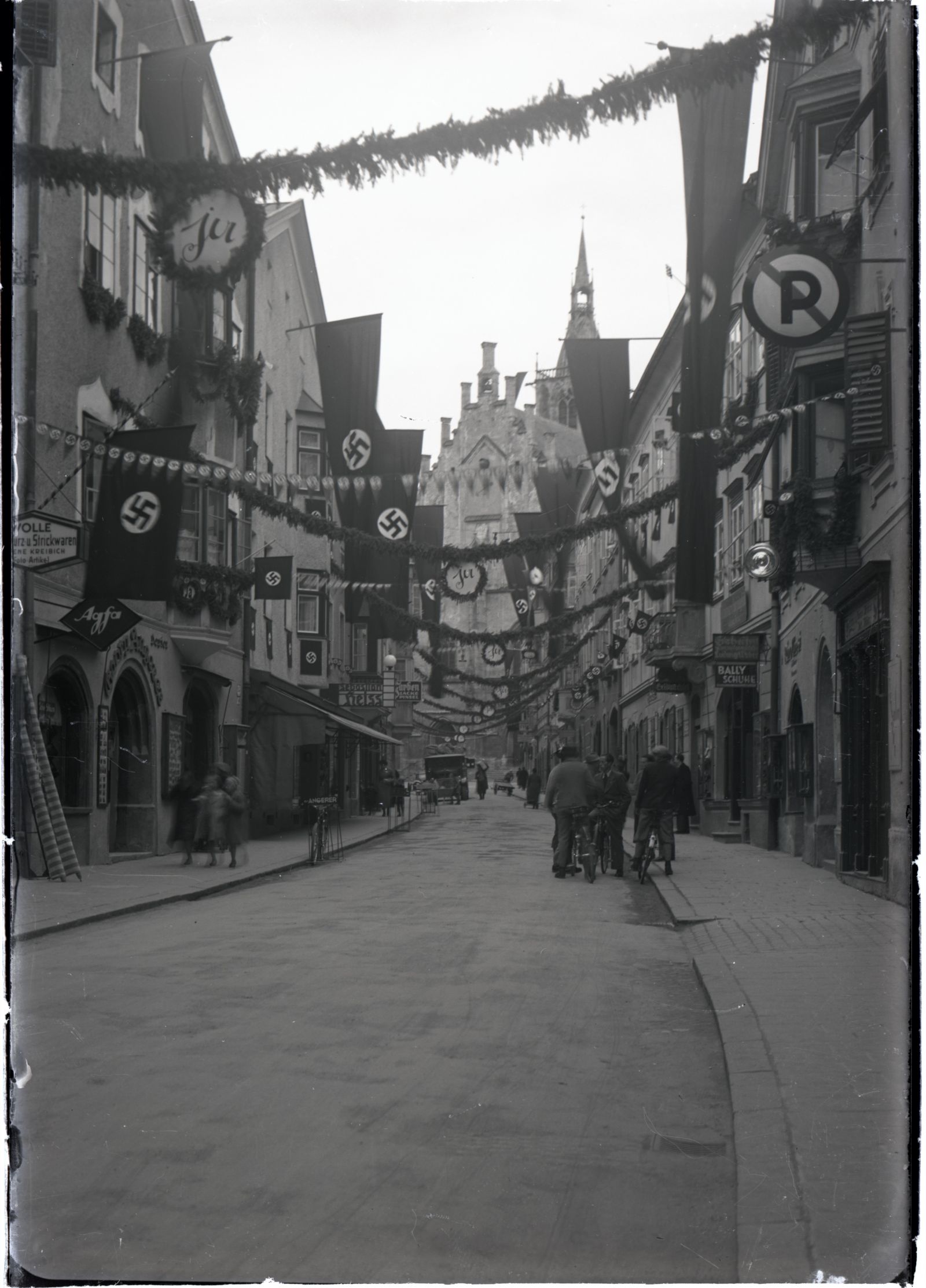 Schwaz, Franz-Josef-Straße mit Hakenkreuzfahnen