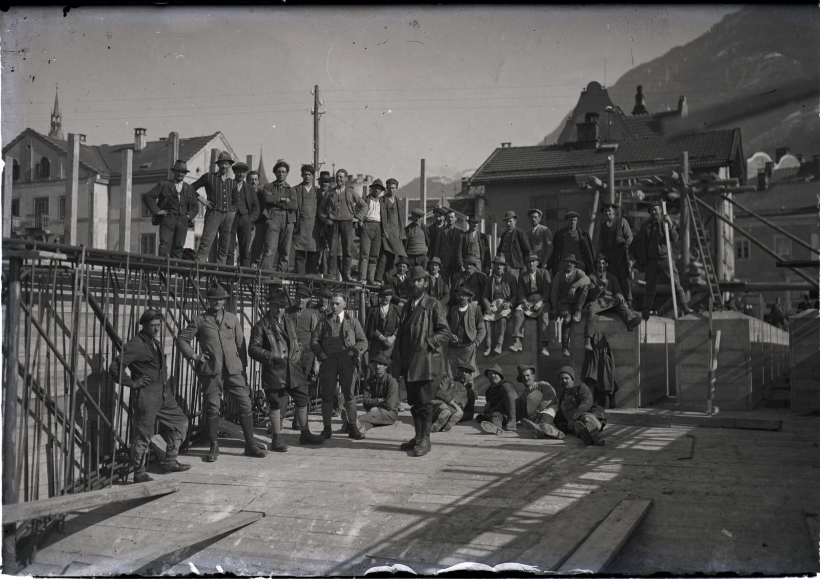 Bau der Innbrücke (Steinbrücke), Gruppenfoto der Arbeiter, Schwaz