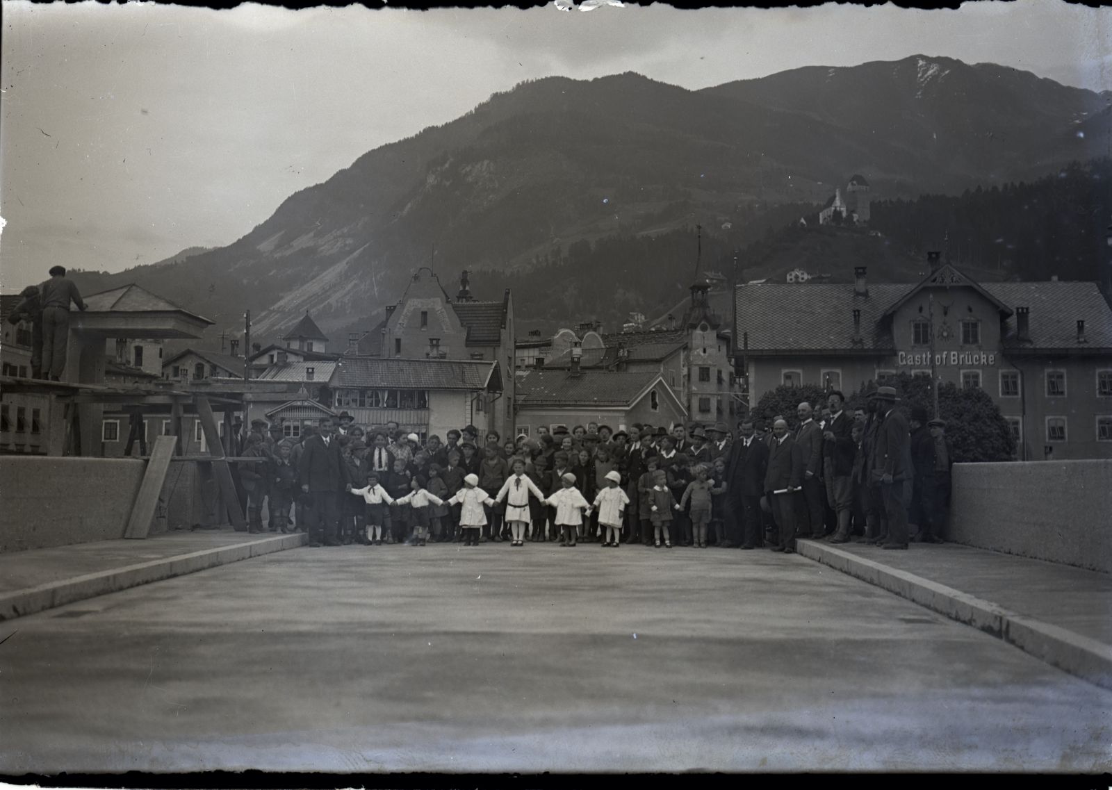 Bau der Innbrücke (Steinbrücke), Schwaz. Vorbereitung zur Aufstellung der Nepomukfigur mit Zuschauern