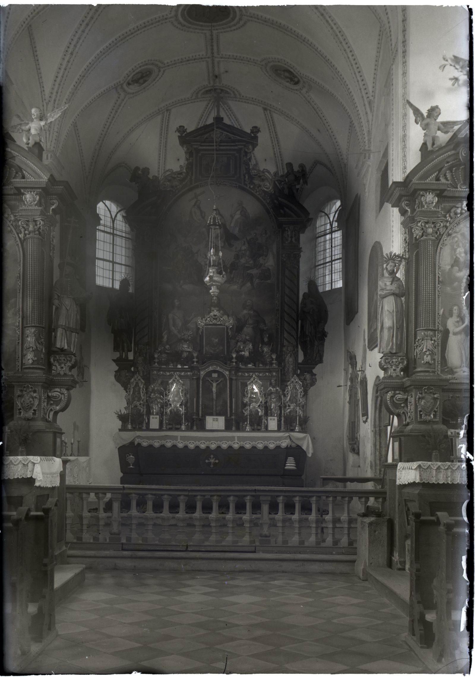 Burg Freundsberg, Kapelle, Altar