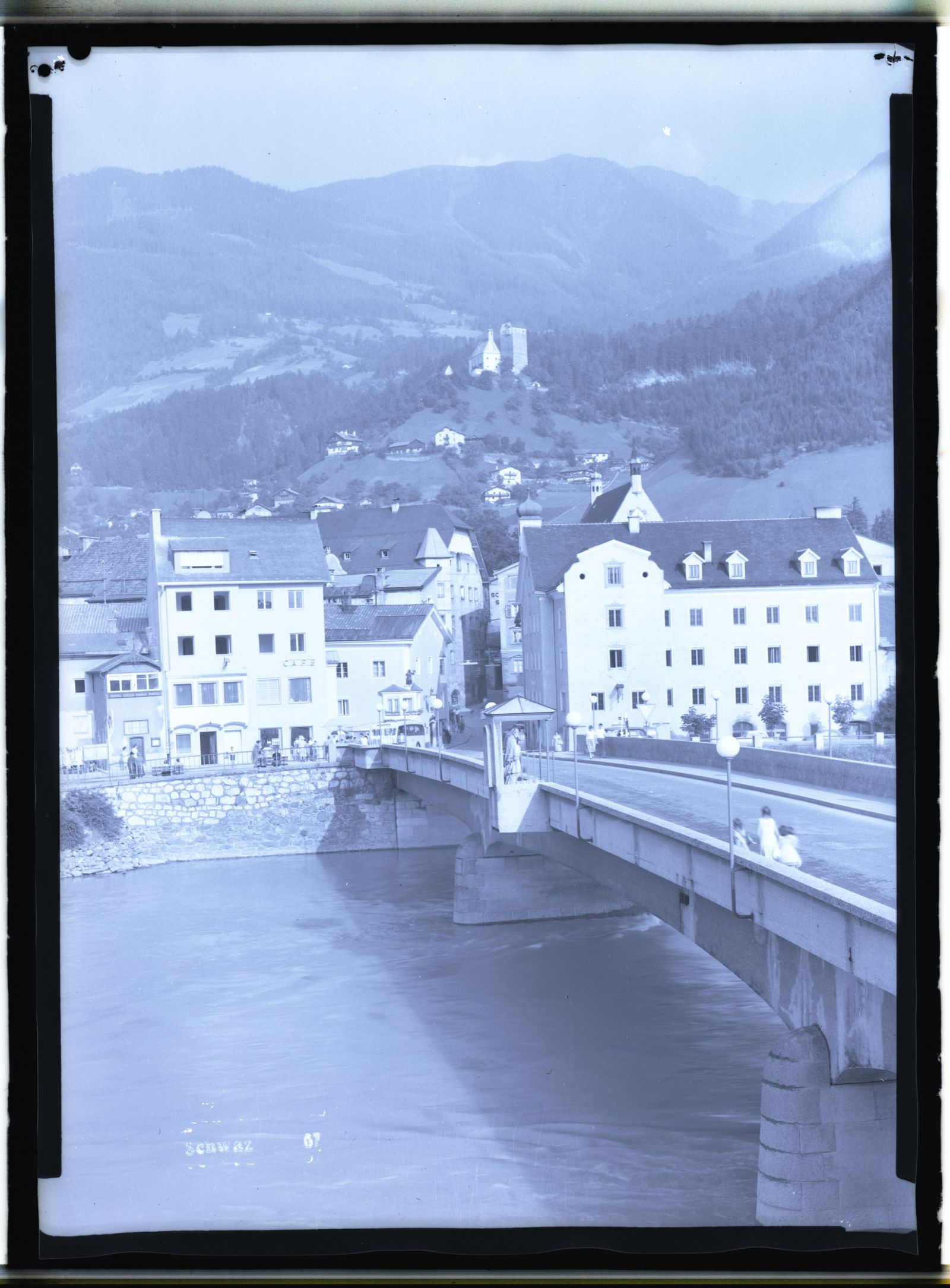 Schwaz, Innbrücke mit Cafe und Gasthof