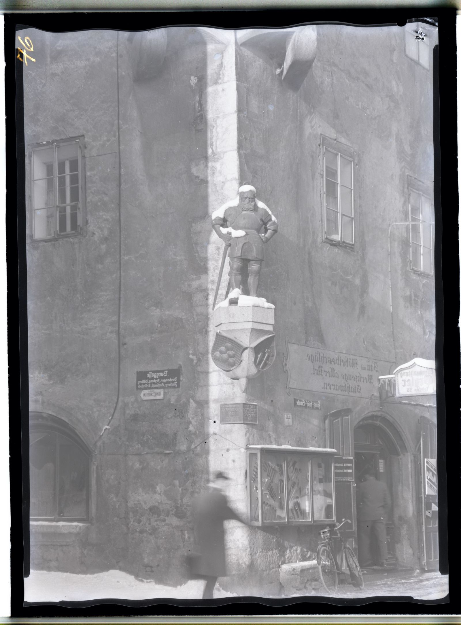 Schwaz, Figur des Ritters von Frundsberg an Ecke des Rathauses