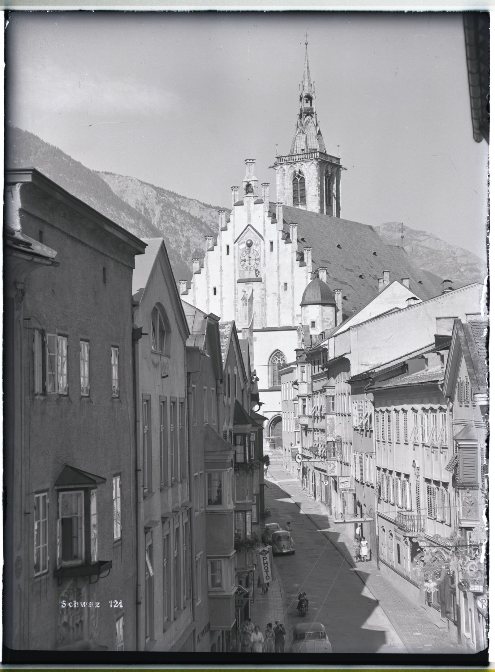 Schwaz, Franz-Josef-Straße und Pfarrkirche