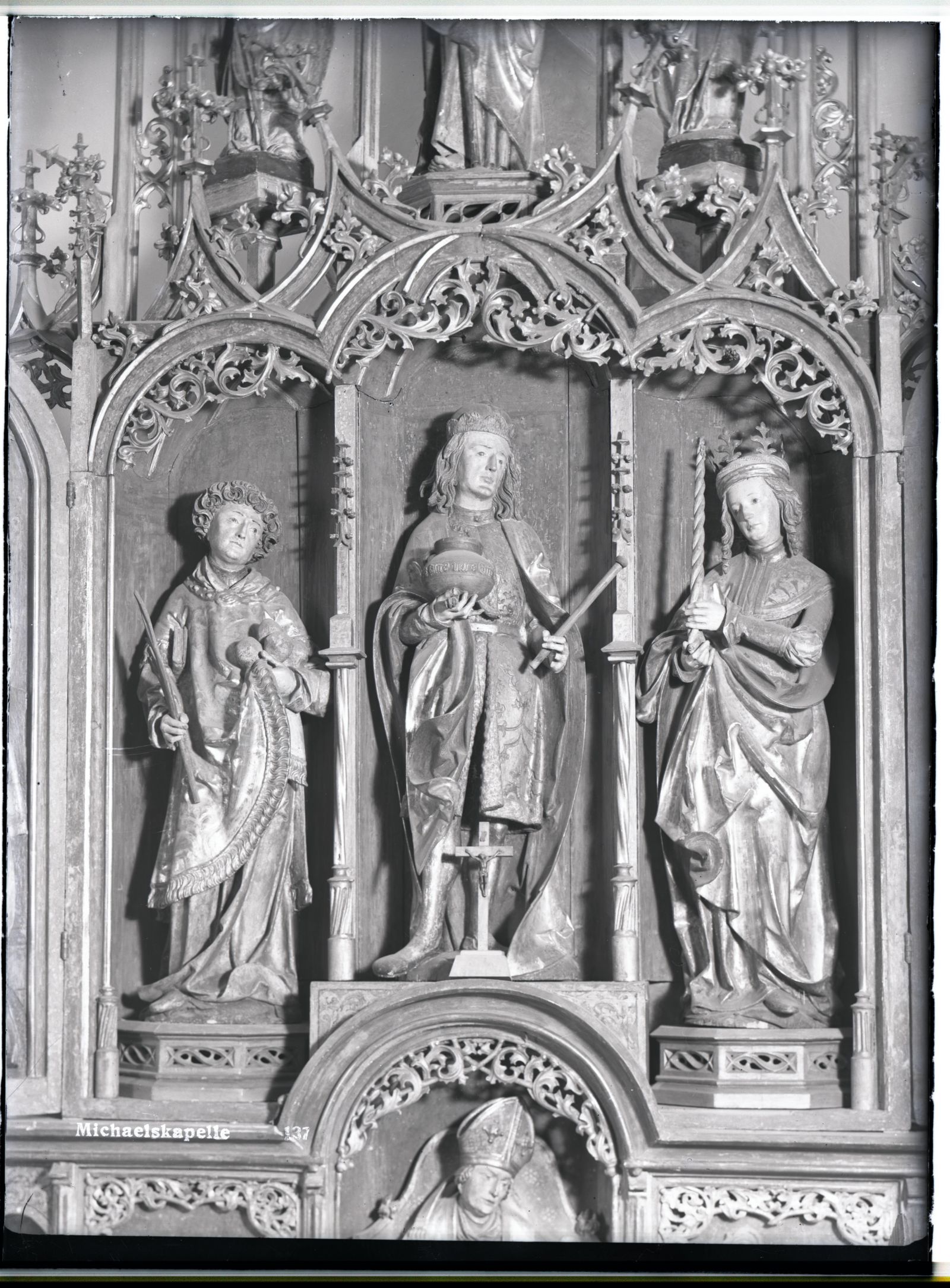 Schwaz, Michaelskapelle, innen, 3 Figuren