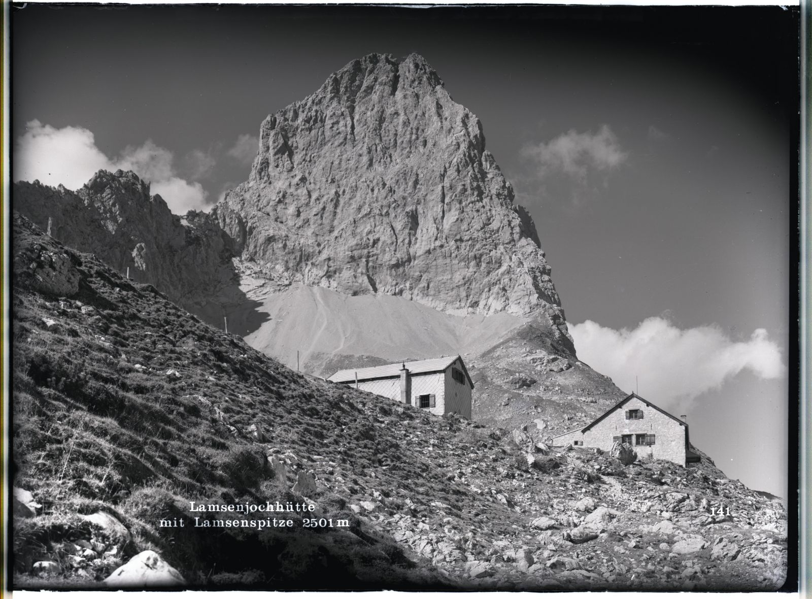 Lamsenjochhütte mit Lamsenspitze