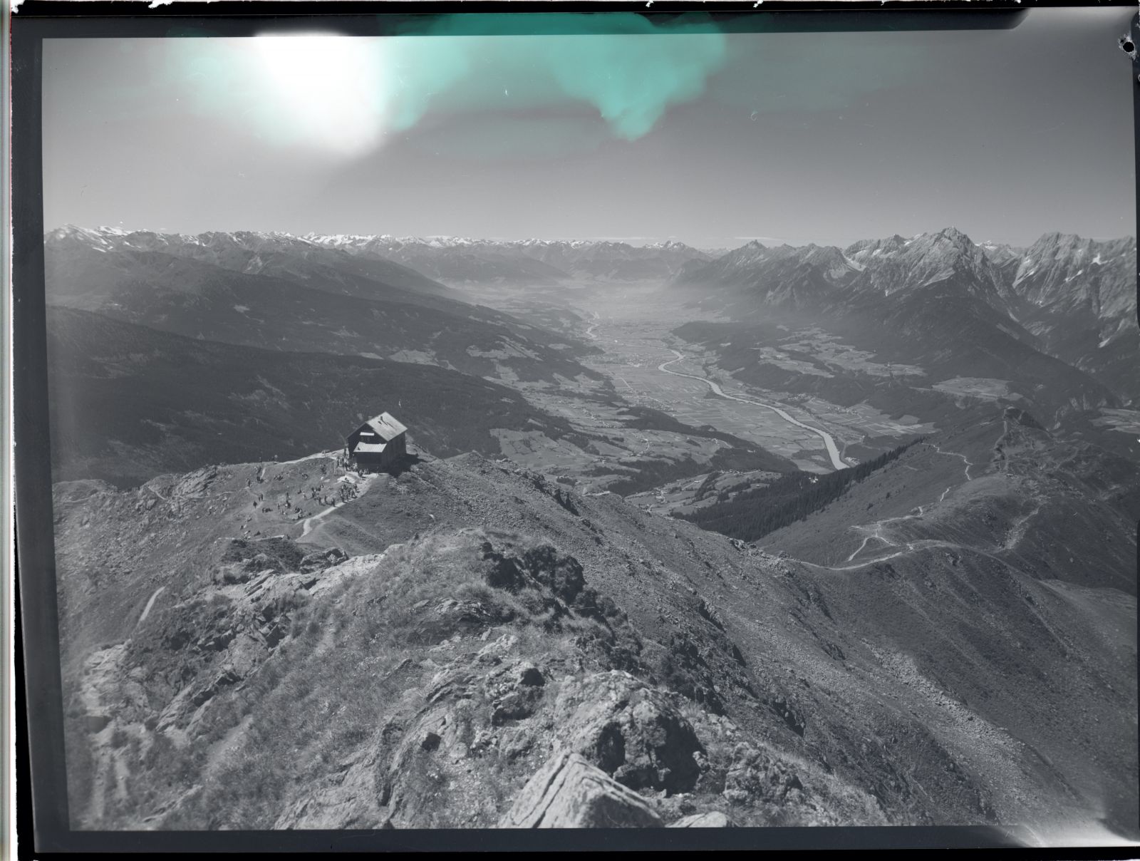 Kellerjochhütte mit Blick ins Inntal