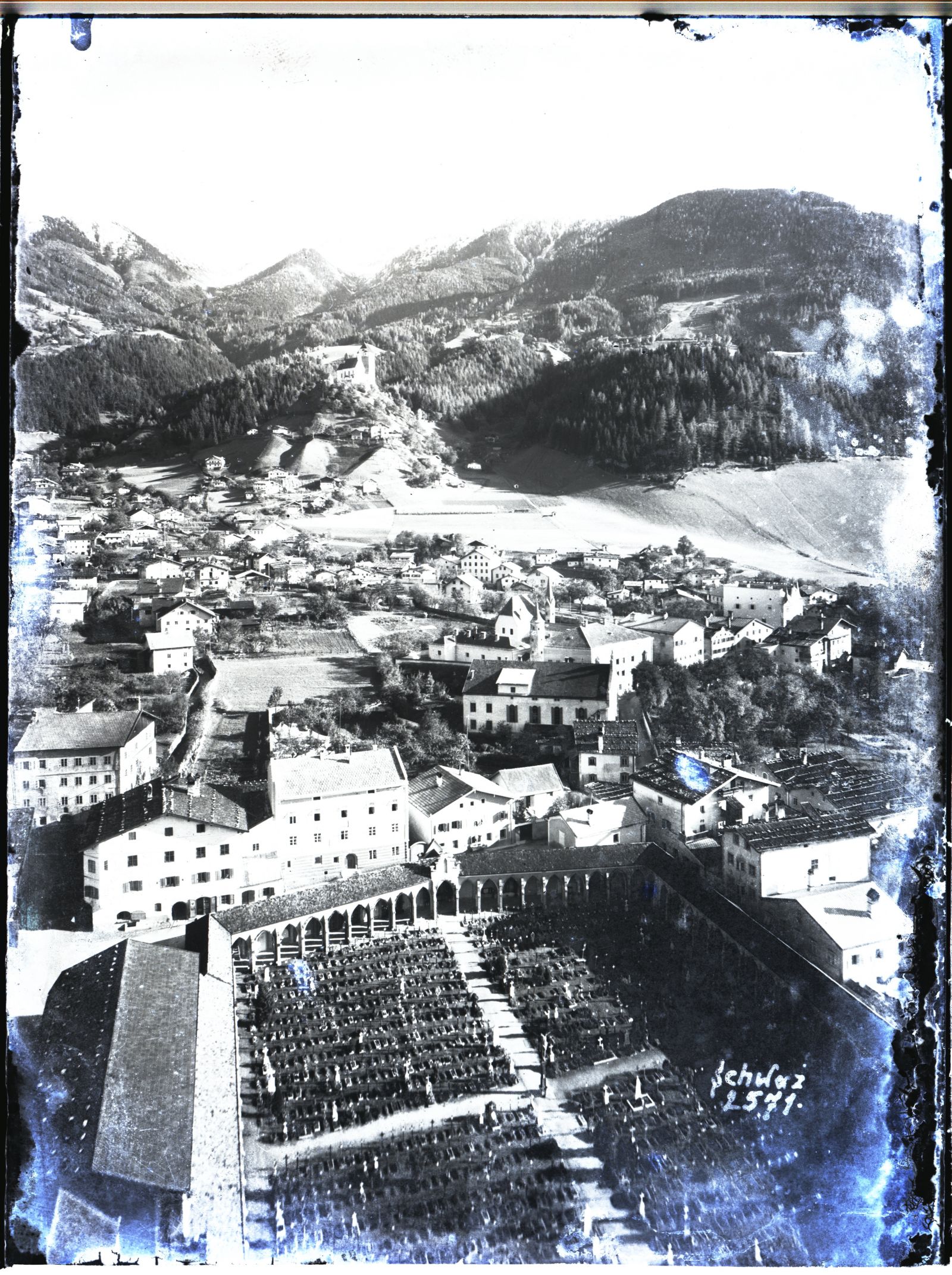 Schwaz mit Fiedhof bei Pfarrkirche