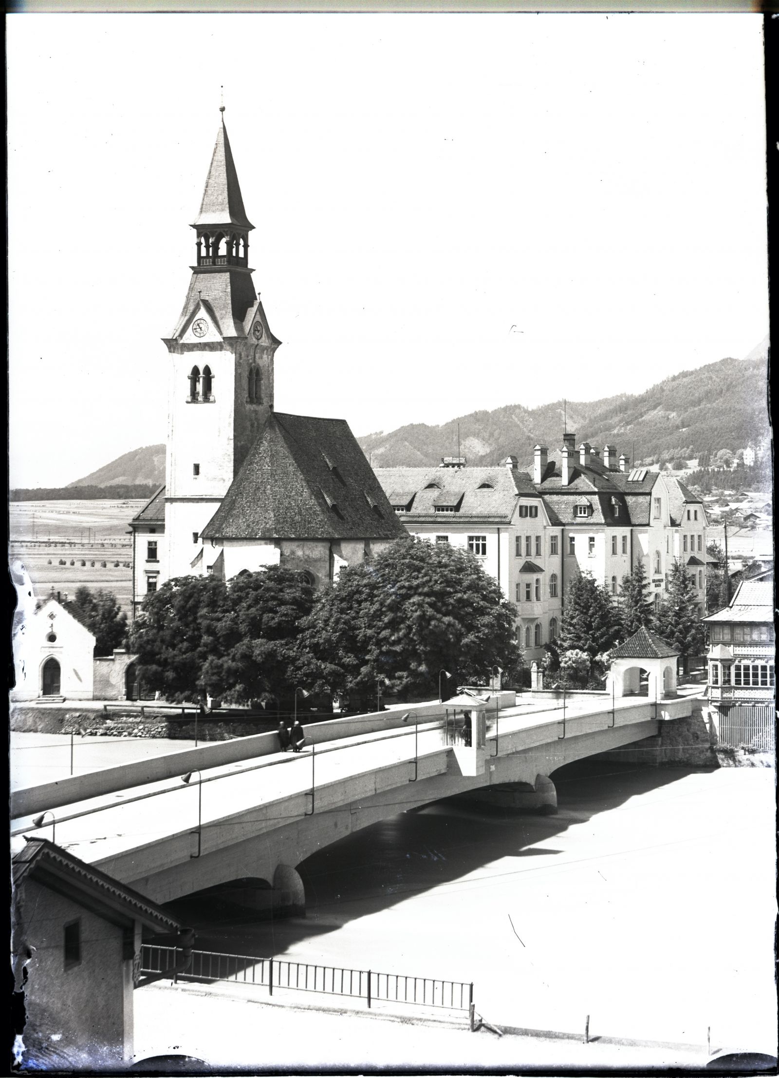 Schwaz, Innbrücke, Krankenhaus und Kirche