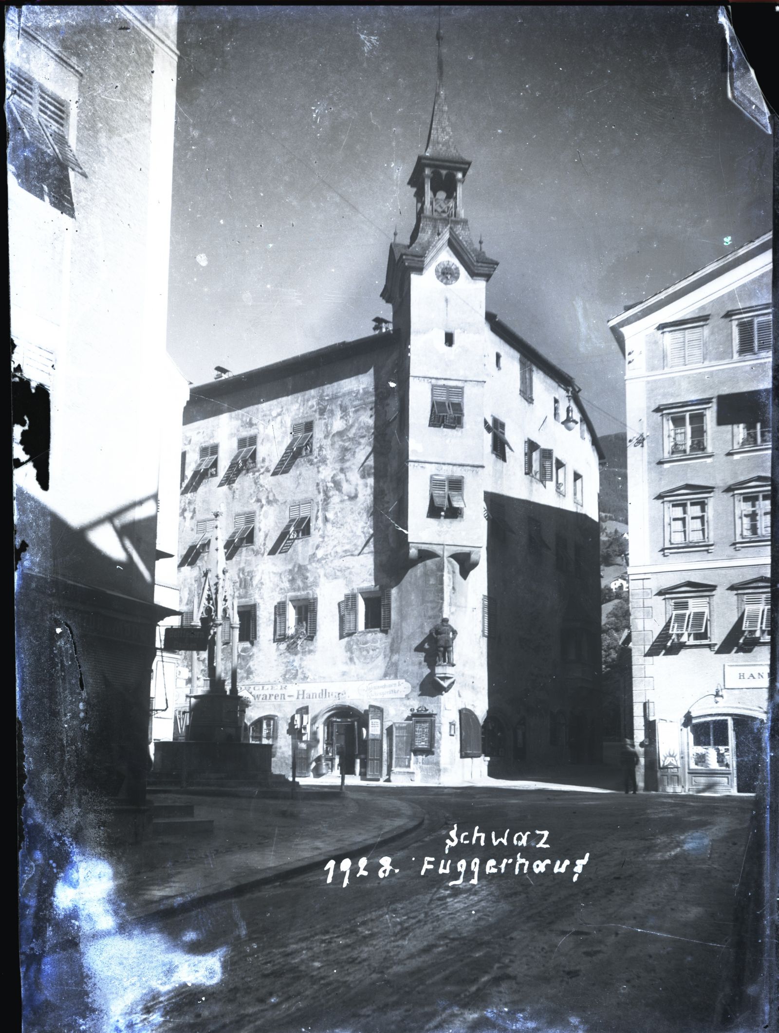 Schwaz, Stadtplatz mit Rathaus (Fuggerhaus)