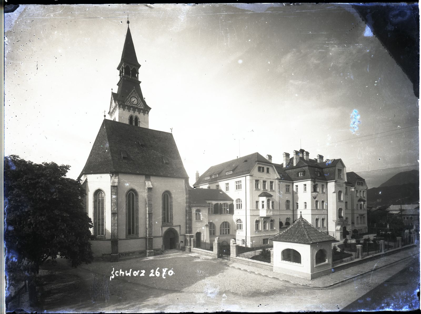 Schwaz, Krankenhaus mit Kirche