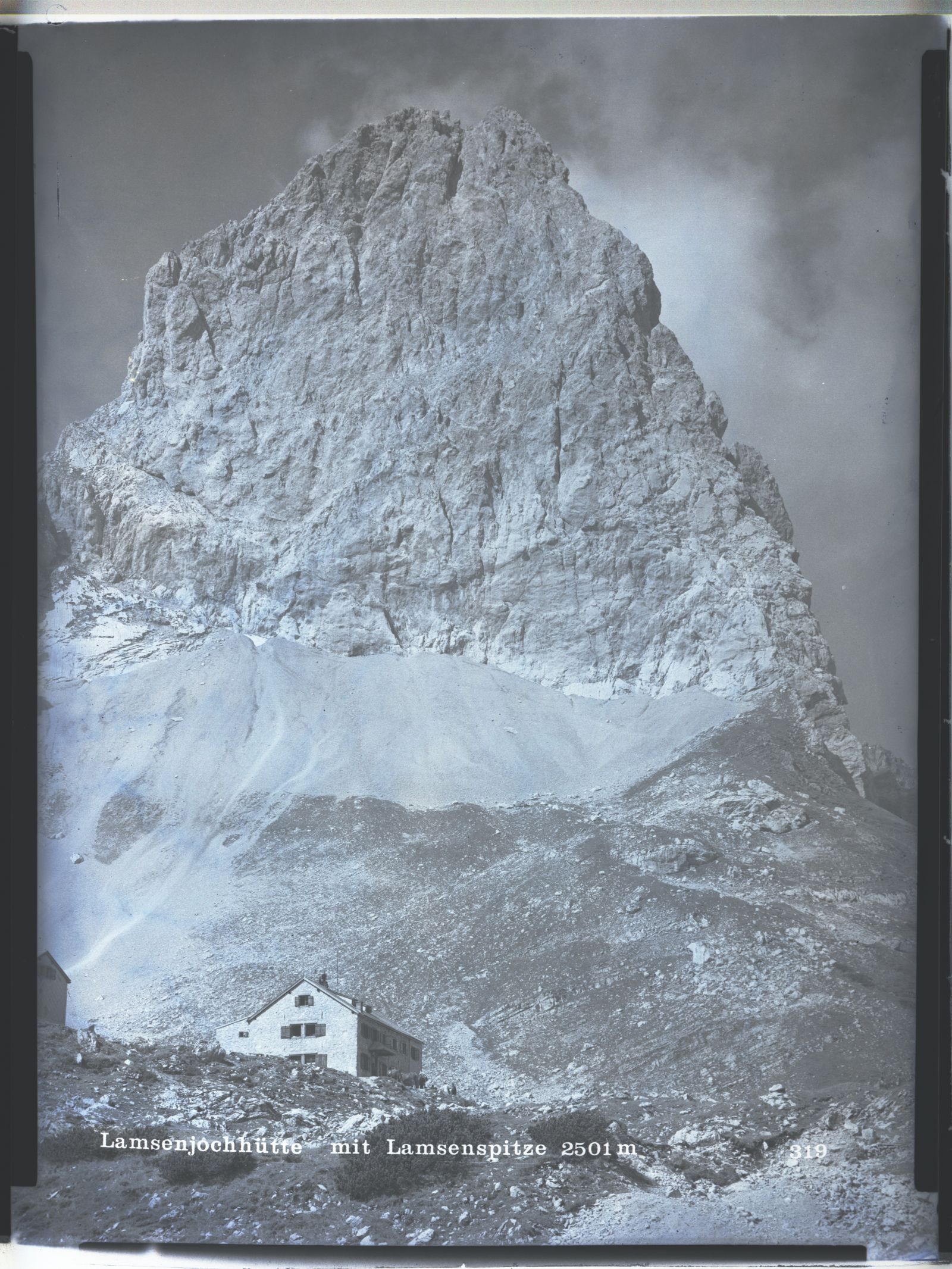 Lamsenjochhütte mit Lamsenspitze