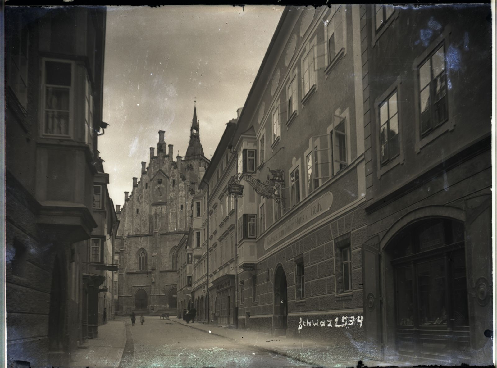Schwaz, Franz Josef Straße mit Pfarrkirche