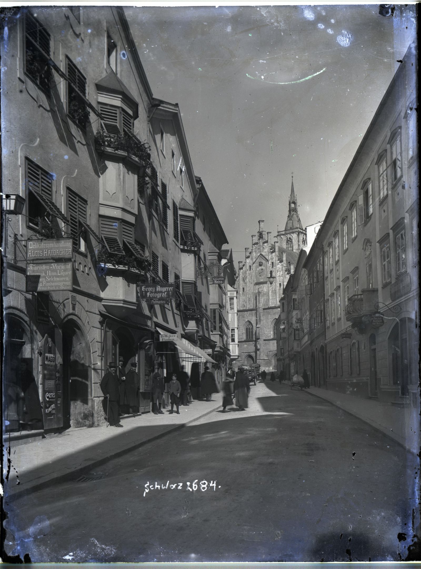 Schwaz, Franz Josef Straße mit Pfarrkirche