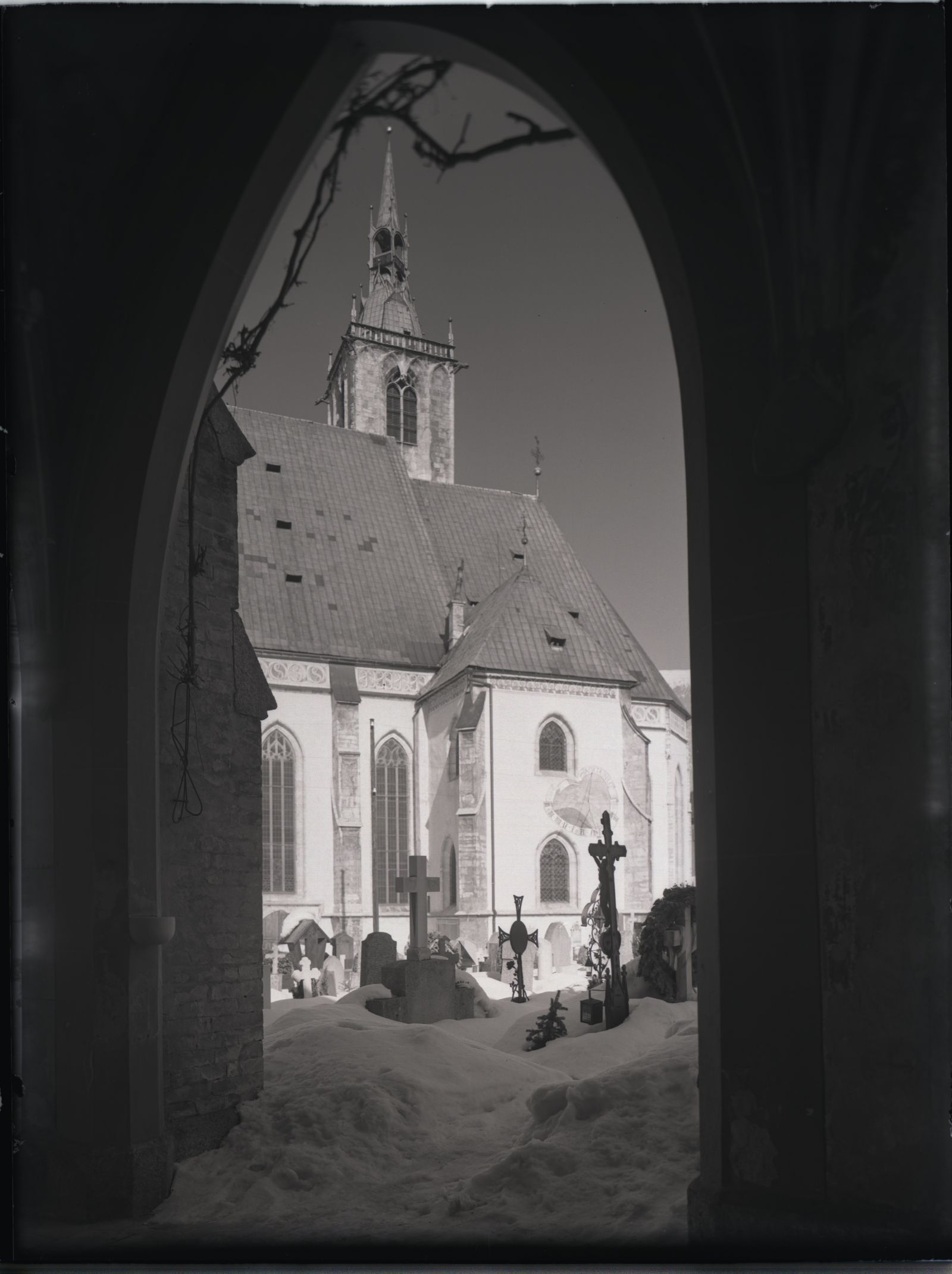Schwaz, Pfarrkirche und Friedhof