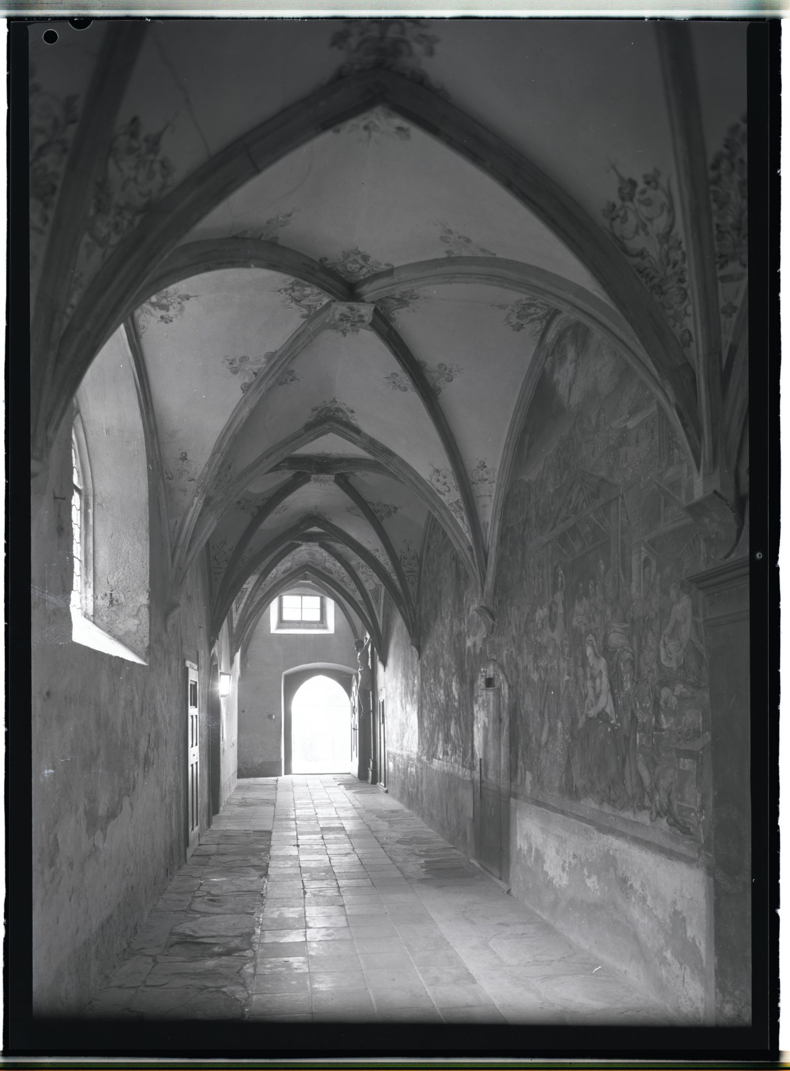 Gang Franziskanerkirche, Fresken