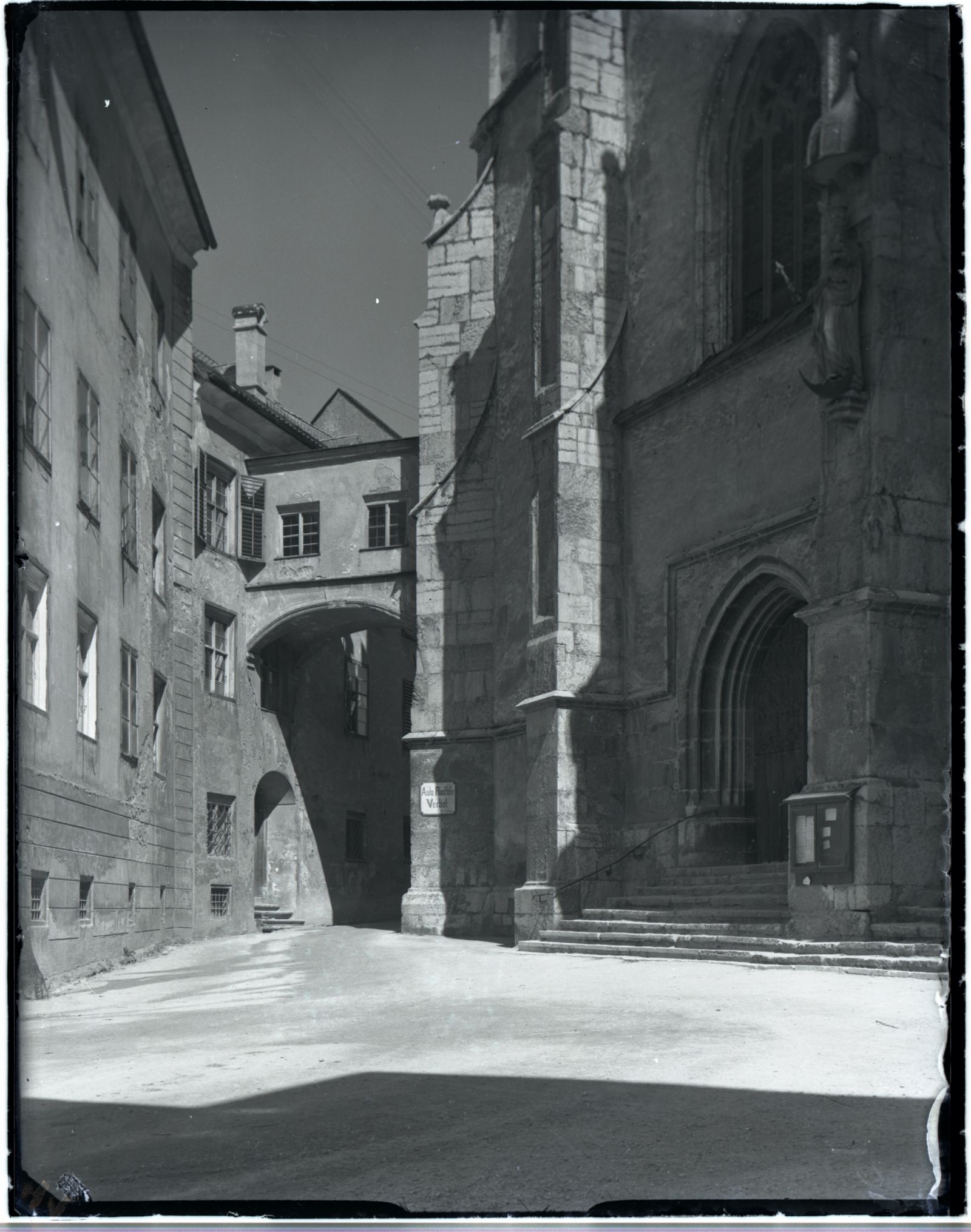 Pfarrkirche mit Grafenbogen