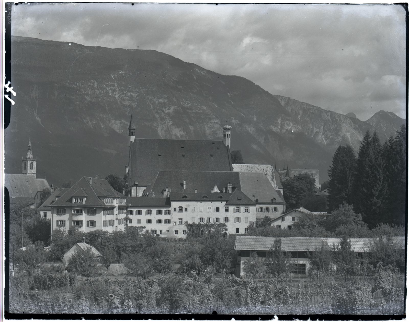 Schwaz mit Franziskanerkloster und Klosterkirche