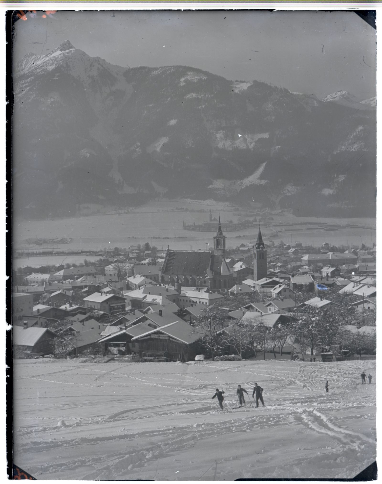 Schwaz, Hag mit Schifahrer, Fiechter Spitz im Hintergrund und Hochnissl