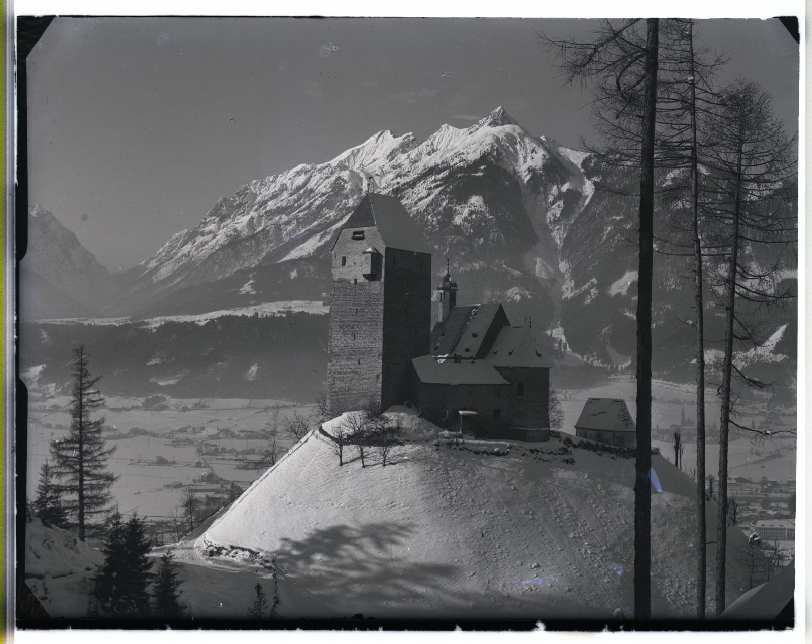 Burg Freundsberg quer mit 3 Bäumen im Winter und Karwendelkamm