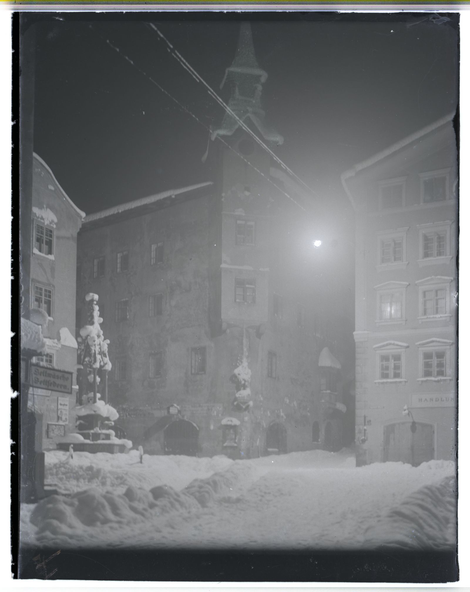 Stadtplatz in der Nacht im Winter