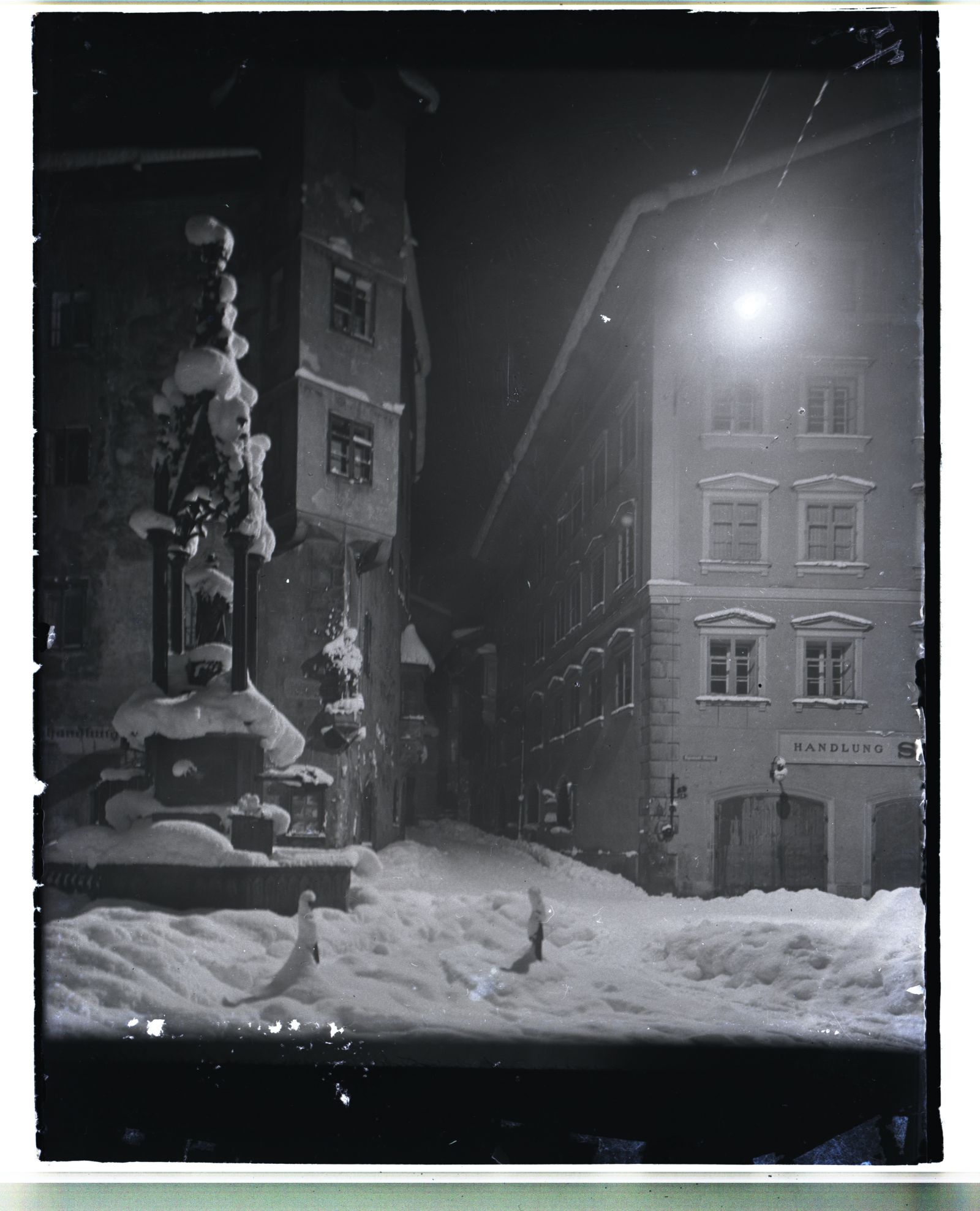 Stadtplatz bei Nacht im Winter