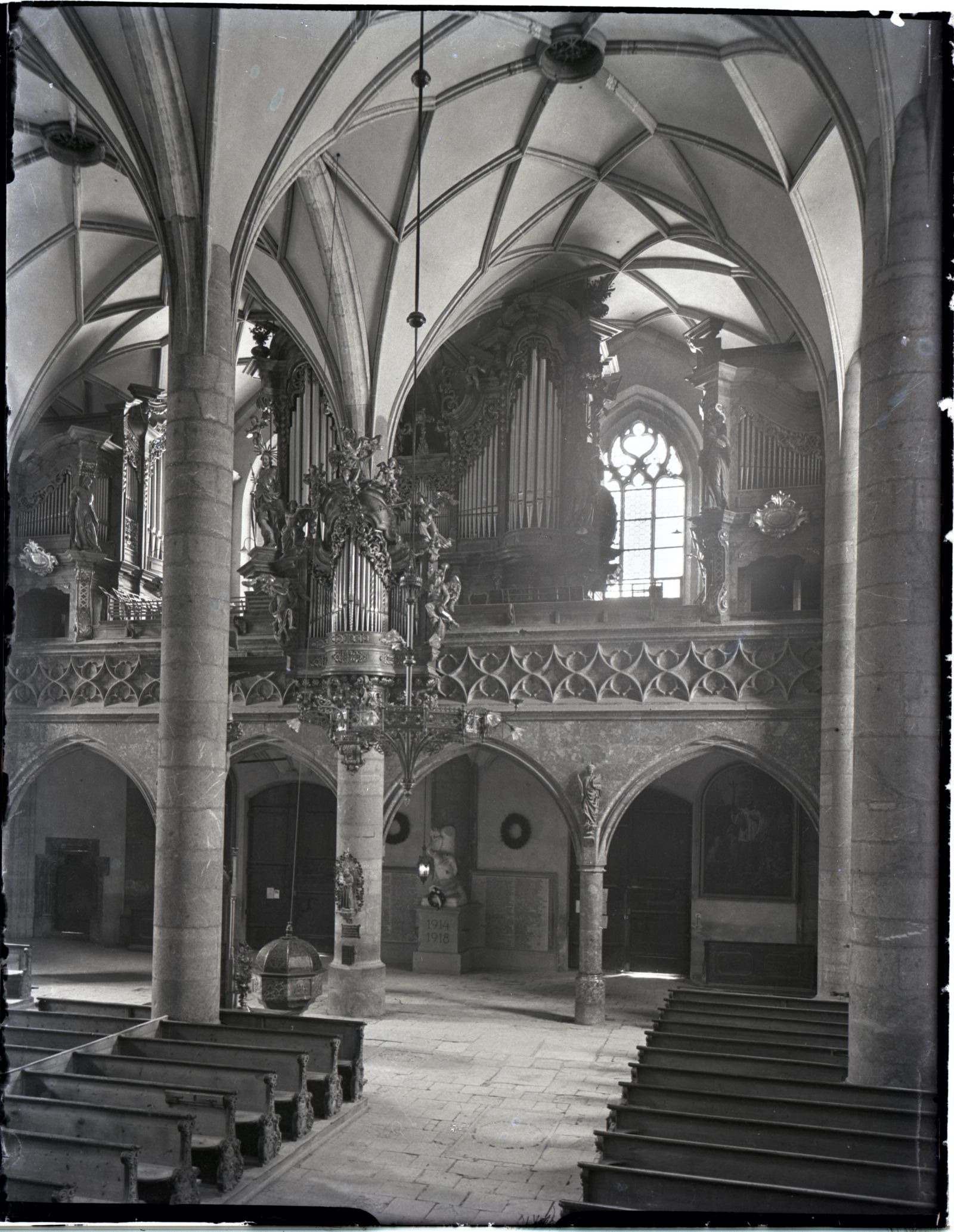 Pfarrkirche von innen mit Orgel