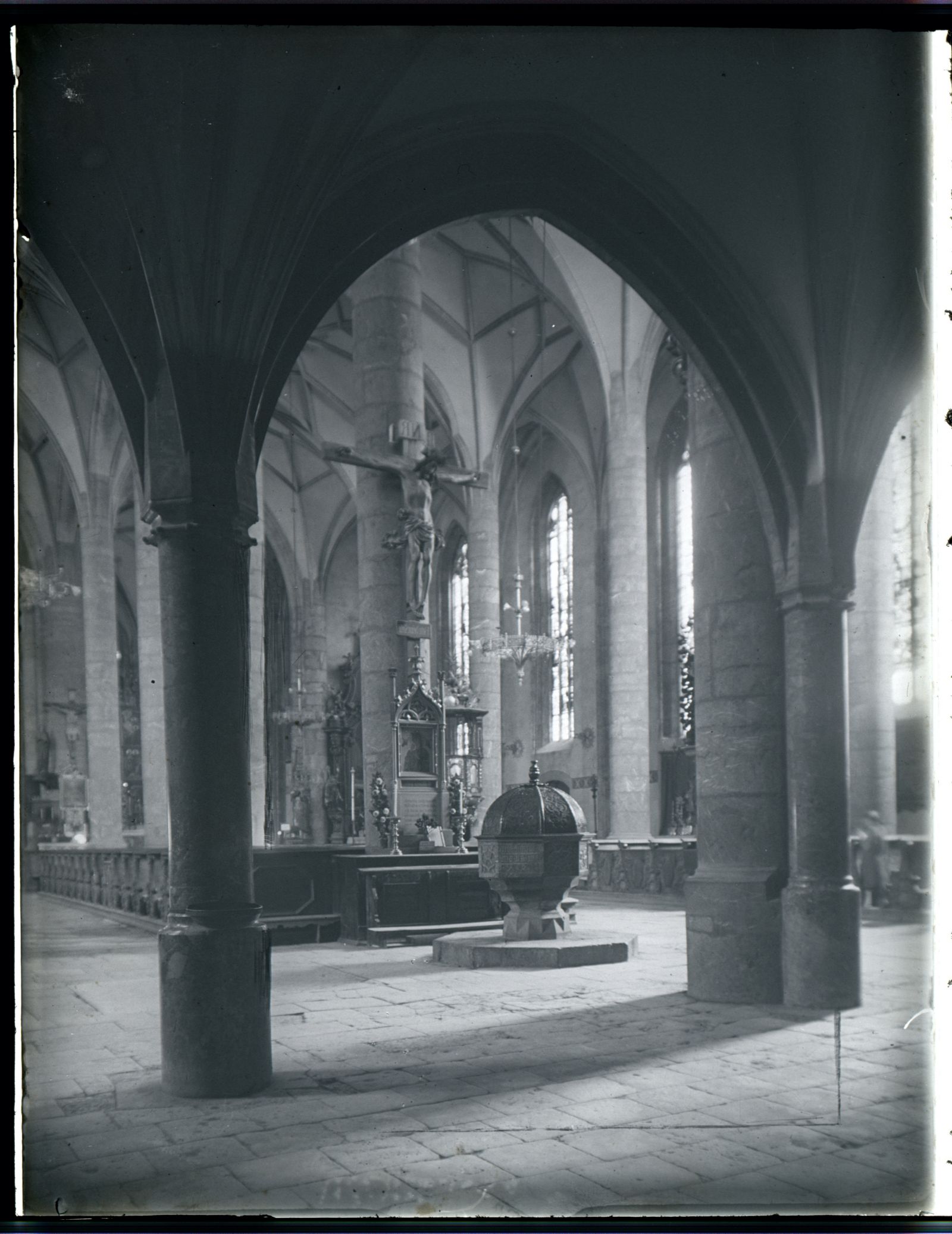 Pfarrkirche von innen mit Taufstein