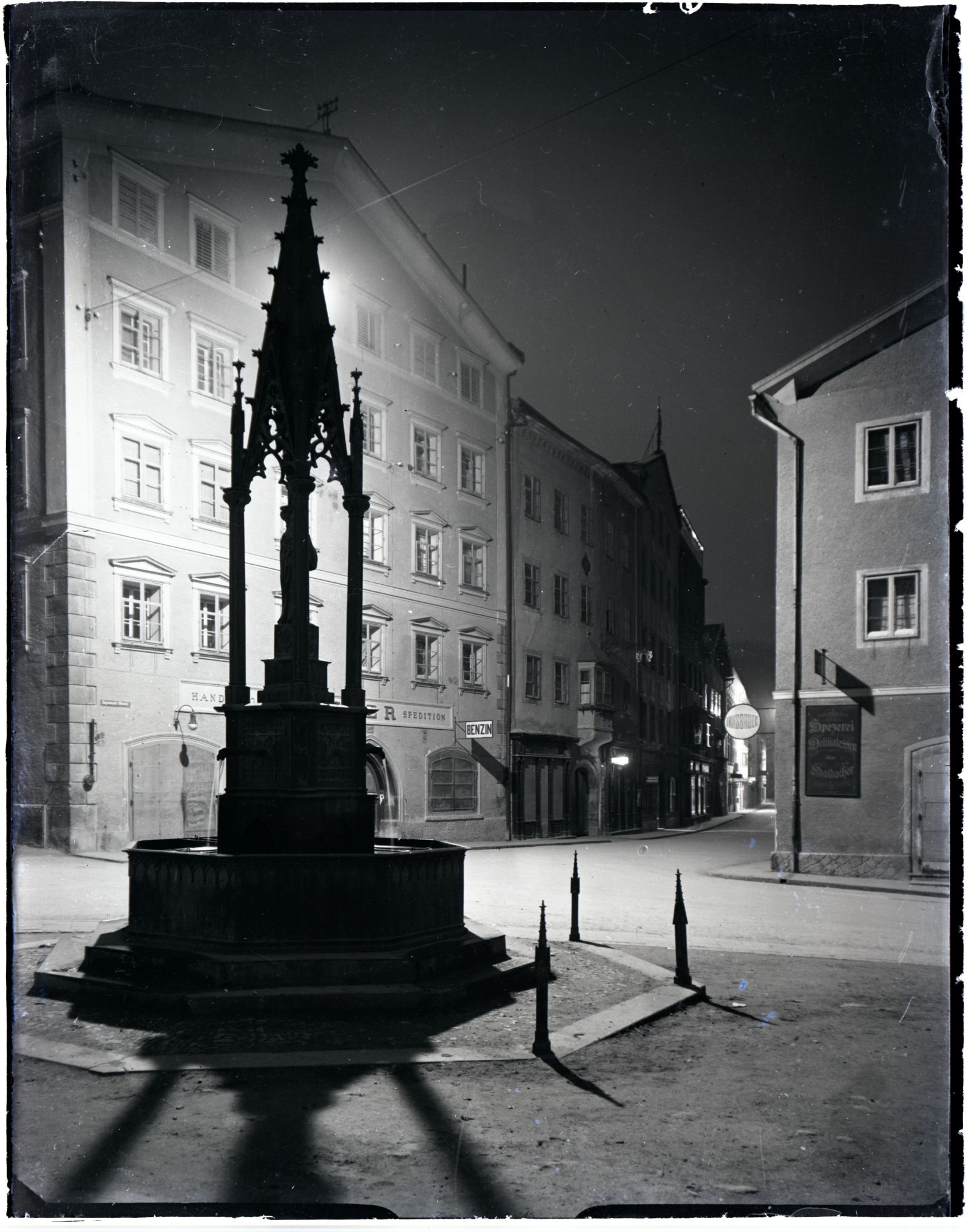 alter Stadtbrunnen bei Nacht