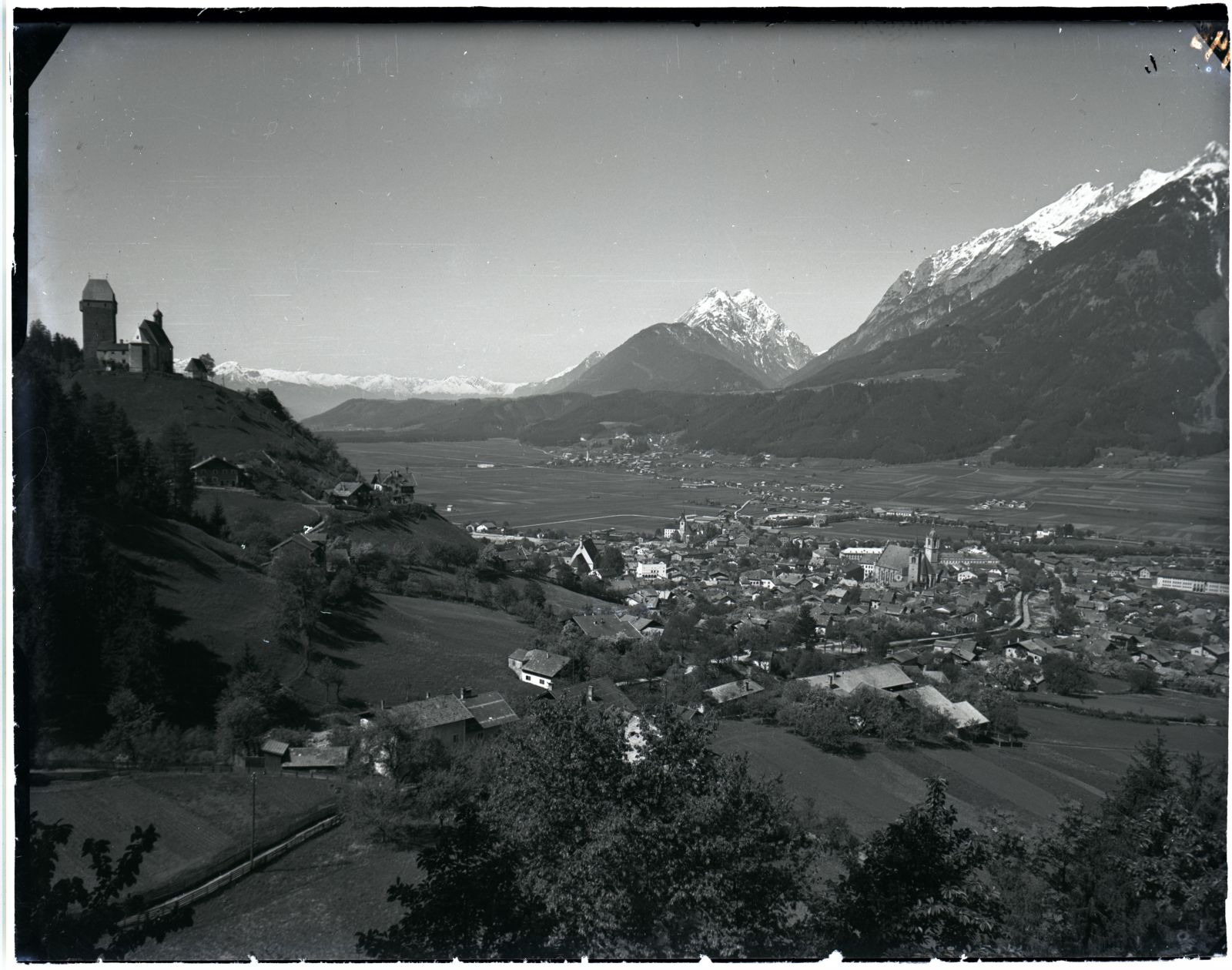 Schwaz mit Freundsberg im Frühling