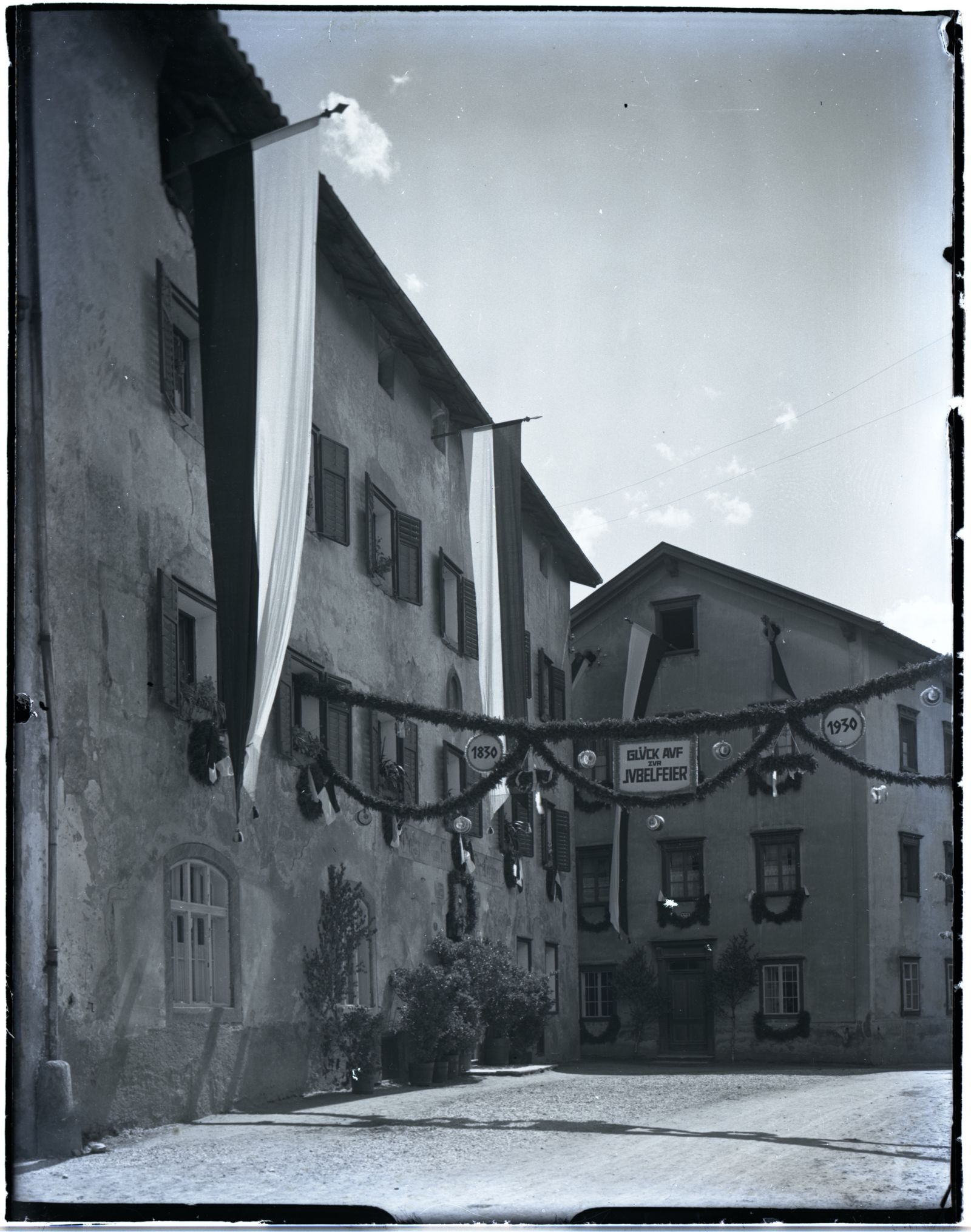 Geschmückte Häuser wahrscheinlich anlässlich der Feier 100 Jahre Tabakregie in Schwaz 1830-1930. Wahrscheinlich in der Falkensteinstraße.