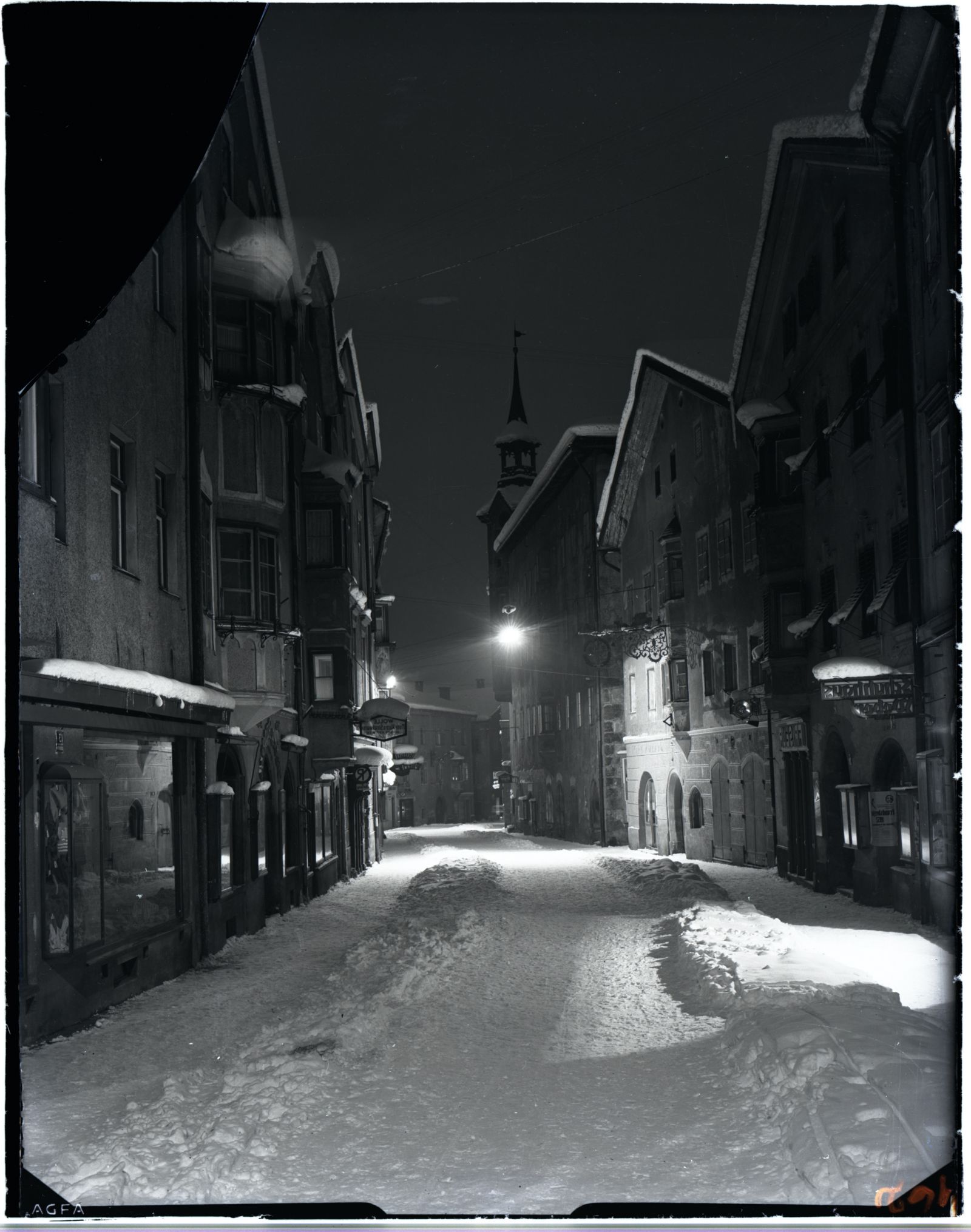 Franz-Josef-Straße bei Nacht gegen Stöcklgebäude