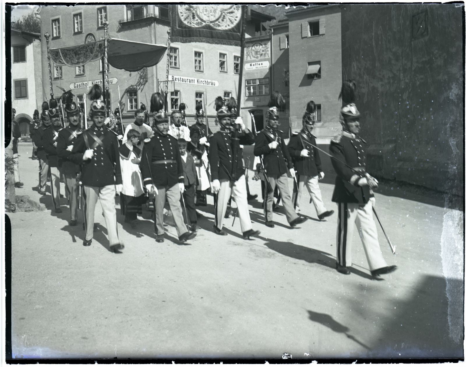 Prozession bei Gasthof Kirchbräu Richtung Pfarrkirche