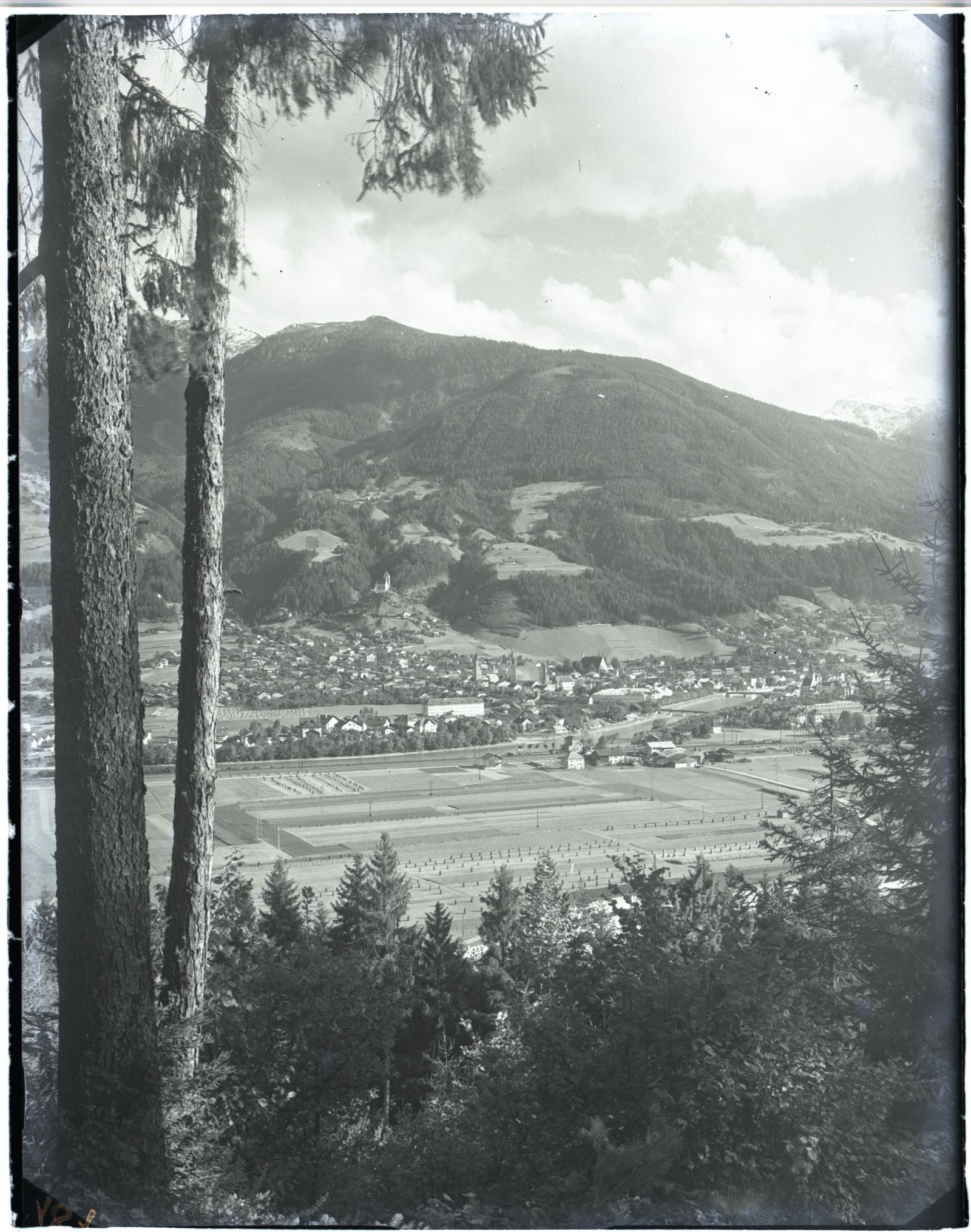 Schwaz im Sommer mit Kellerjoch und Inn hinter Bäume