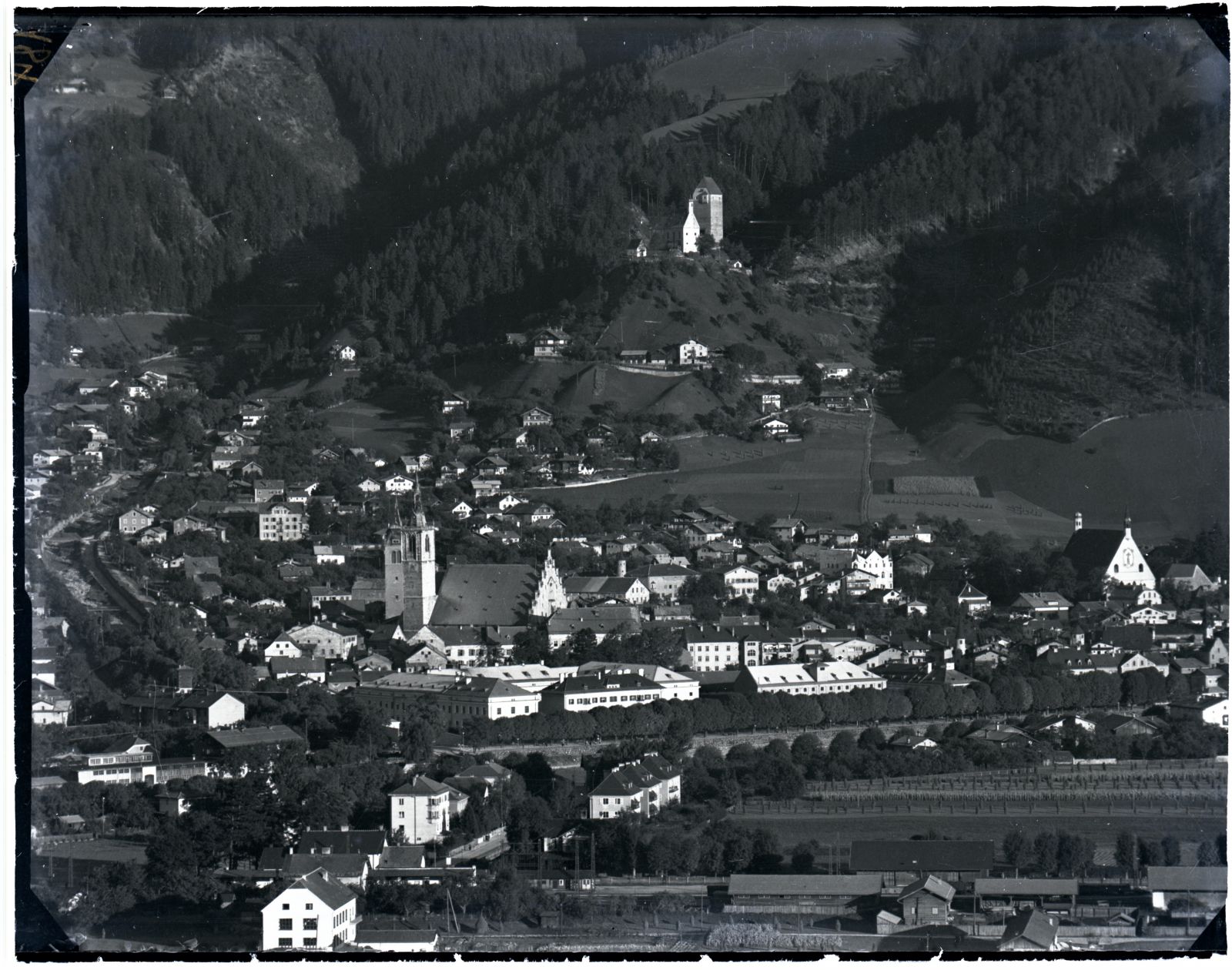 Schwaz im Sommer, Stadt mit Burg Freundsberg