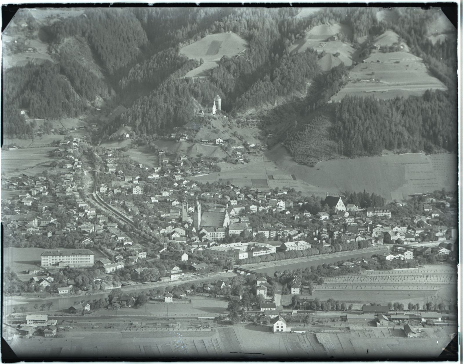 Schwaz im Sommer quer, Stadt mit Inn und Lanbach bis Freundsberg