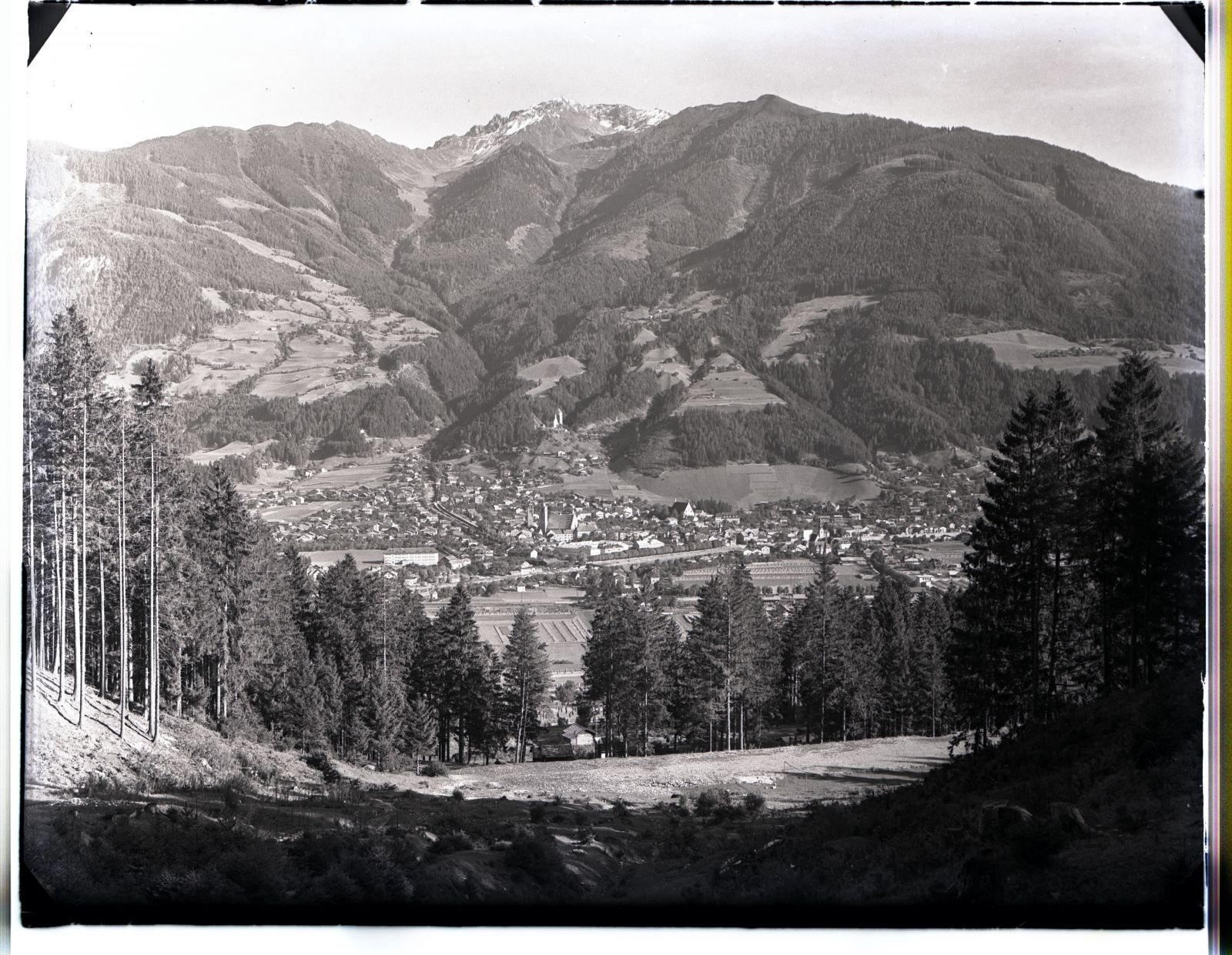 Schwaz im Sommer mit Kellerjoch, Wald im Vordergrund