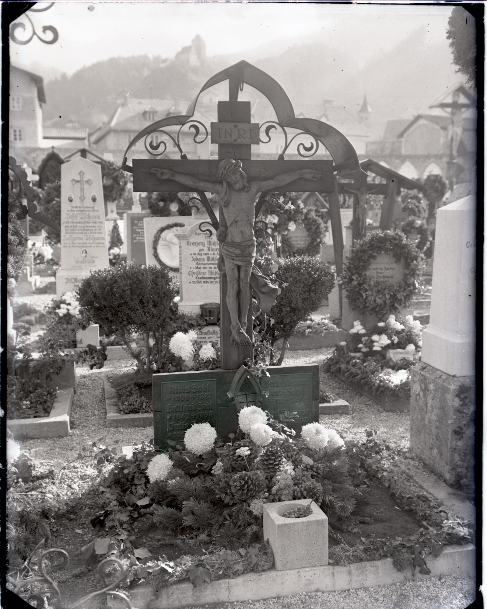 Grabkreuz im alten Friedhof von Alois Zobl und Berta Klemene