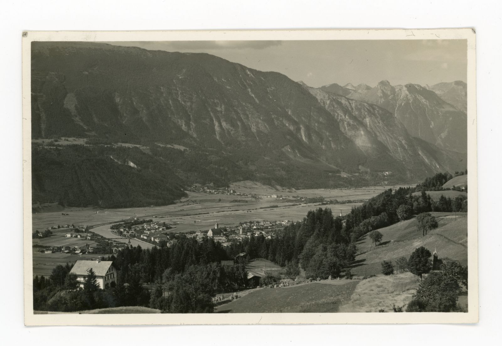 Blick auf das unverbaute Inntal voller Felder, mit Schwaz